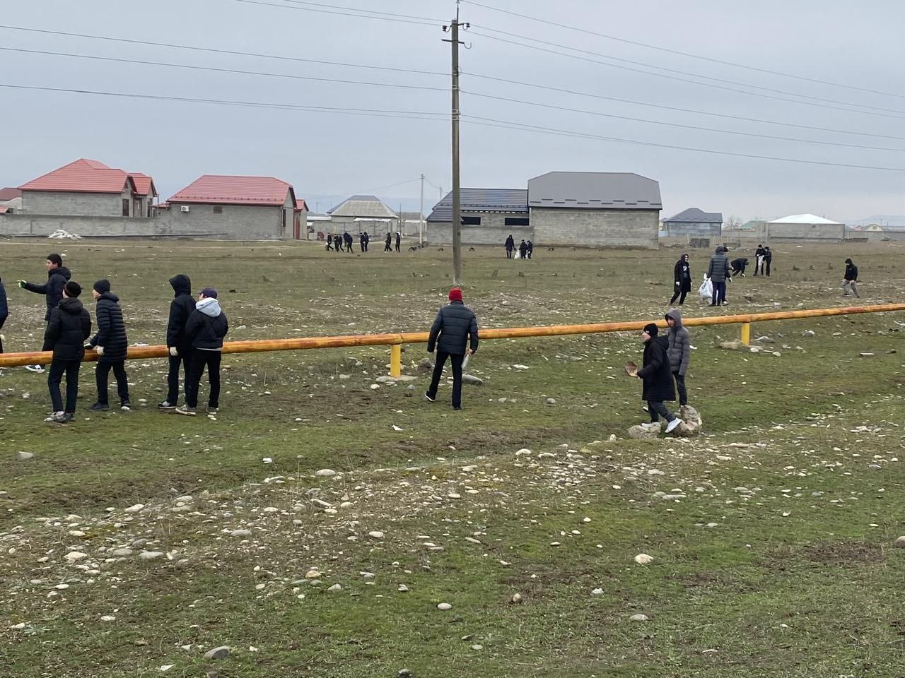 На территории Кизилюртовского района продолжают ликвидировать несанкционированное скопление мусора  Продолжается уборка территорий в Кизилюртовском районе от скопившегося мусора. Так,  сегодня утром  16 января на трассе Султанянгиюрт - Нечаевка Кизилюртовского района прошла экологическая акция под названием «Субботник в селе».  Это мероприятие собрало вместе старшеклассников из Султанянгиюртовского лицея №1 и Султанянгиюртовской средней школы №2. Подготовившись к акции, ребята пришли с необходимым инвентарем: граблями, лопатами и веником, чтобы дружно навести порядок на своей территории. Каждый класс был закреплен за определенным участком, что способствовало командной работе и организованности. Важно отметить, что первыми на санитарную очистку вышли работники администрации сельского поселения селения Султанянгиюрт, которые задали тон мероприятию. Участие в таких мероприятиях не только помогает поддерживать чистоту, но и формирует у молодежи чувство ответственности за окружающую среду.   По завершении субботника заместитель главы администрации района Адиль Аджаматов выразил искреннюю благодарность детям за их активное участие и неравнодушие к проблемам экологии. Он отметил, что каждый из них потрудился на славу, и все вместе они могут гордиться достигнутым результатом. Такие акции не только способствуют улучшению внешнего облика села, но и укрепляют дух сообщества, объединяя людей вокруг общей цели.  Представитель районной администрации  обратился также  к сельчанам  с огромной просьбой не захламлять территорию, и не бросать мусор по обочинам дорог.