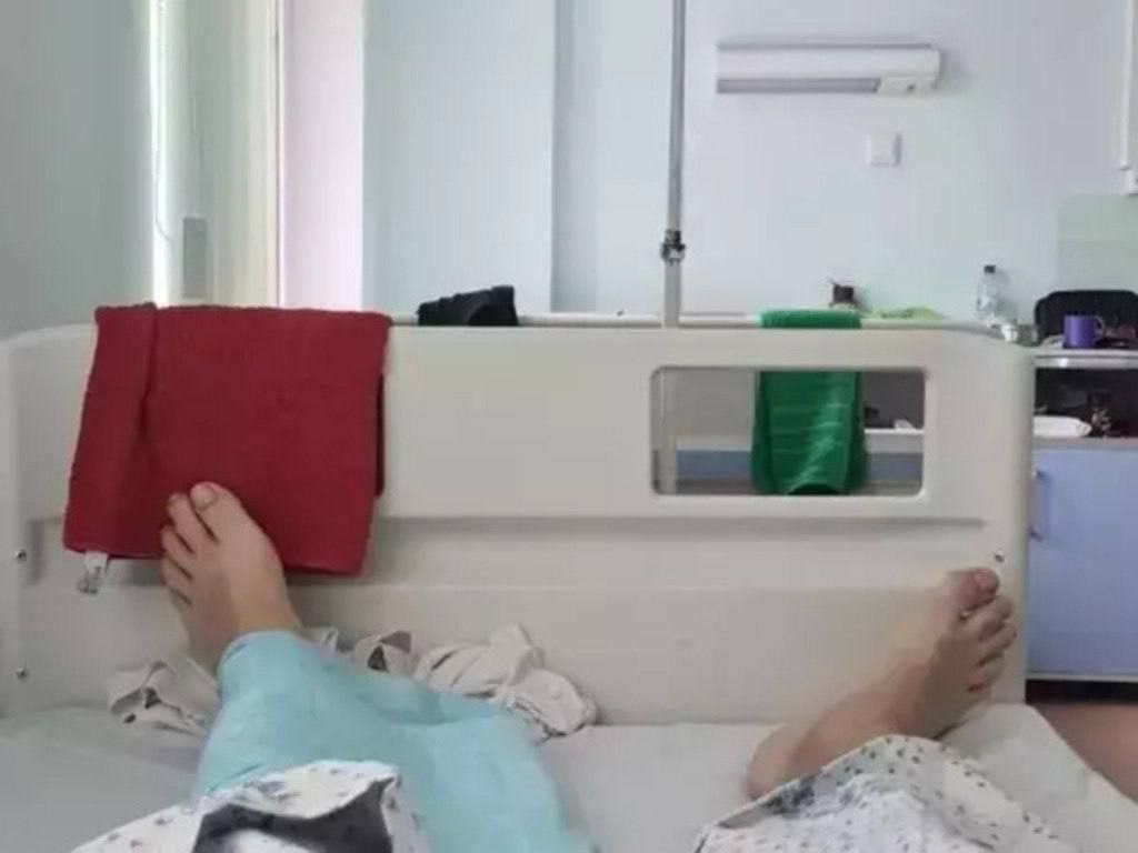 В Ростове троих человек осудили за сговор при закупке кроватей для ковидного госпиталя. Суд признал виновными 41-летнюю чиновницу из управления здравоохранения Ростова Веру Дищенко и двух предпринимателей — 39-летнюю Елизавету Калайчиди из фирмы «Стармед» и 45-летнего Олега Глухова из «Территории красоты». По версии следствия, они устроили схему, чтобы заработать на закупке коек для ковидного госпиталя. История началась ещё в 2022 году. Тогда «Территория красоты» закупала кровати у поставщика по 216 тысяч рублей за штуку. Затем эти же кровати фирма перепродавала «Стармеду» уже по 375 тысяч. А финальный покупатель — городское здравоохранение — заплатил за каждую по 391 тысяче. В результате стоимость контракта выросла больше чем на 80%, а часть денег просто осела в карманах посредников. Следствие считает, что Вера Дищенко помогла провернуть эту схему, используя служебное положение. Ленинский районный суд признал её пособницей. Всю троицу признали виновными в ограничении конкуренции. По решению суда, Елизавета Калайчиди получила 3 года условно и штраф 500 тысяч рублей. Олег Глухов и Вера Дищенко — по 2 года условно. Глухова также оштрафовали на 500 тысяч, Дищенко — на 200 тысяч.