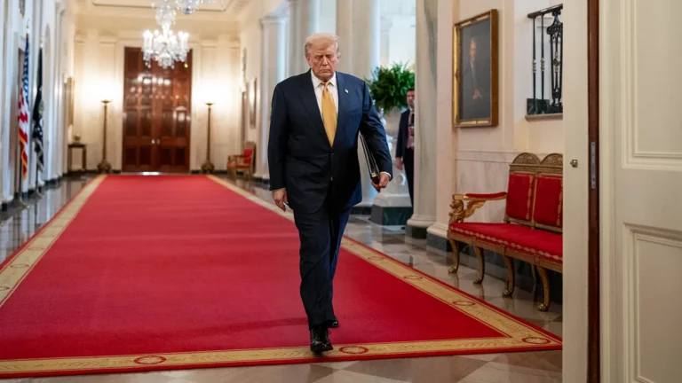 У Трампа обнаружили хроническую венозную недостаточность Президент США Дональд Трамп прошел комплексное медицинское обследование по результатам которого у него выявили хроническую венозную недостаточность. При этом врачи не обнаружили у американского лидера признаков тромбообразования в глубоких венах или каких-либо заболеваний артерий, сообщила в ходе пресс-брифинга пресс-секретарь Белого дома Кэролайн Левитт, передает Fox News. По ее словам, в последнее время президент отмечал отечность в ногах, что стало причиной проведения дополнительных обследований в рамках регулярного медицинского осмотра. «Хроническая венозная недостаточность — это распространенное и доброкачественное заболевание сосудов, особенно часто встречающееся у людей старше 70 лет», — пояснила пресс-секретарь Белого дома : Molly Riley / White House