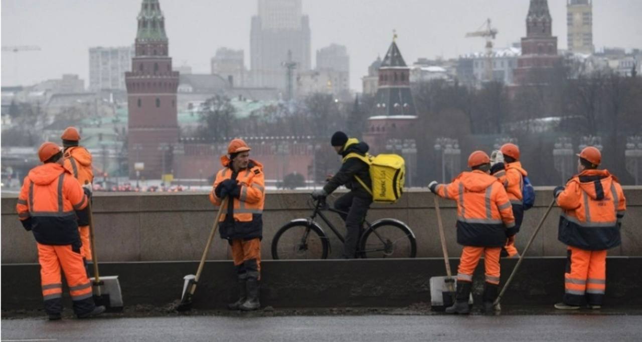 ТАСС Что известно о новых правилах для трудовых мигрантов в России  Временно проживающих в России мигрантов обяжут подавать в МВД сведения о своих легальных доходах  Для подтверждения будут приниматься справка о доходах за отчетный период копия налоговой декларации документы подтверждающие уплату налогов на физического лица  Вводится механизм сокращения срока временного пребывания для иностранцев если у них нет разрешения на работу  Кроме того сокращение срока временного пребывания возможно для членов их семей если не подтвержден их доход  Трудовые мигранты не смогут получить или продлить патент на работу если их доход ниже прожиточного минимума по региону Правило не будет применяться при первичном получении патента и для работающих исключительно у физических лиц для личных нужд  Трудовых мигрантов работающих у физических лиц обяжут выплачивать авансовый платеж по НДФЛ  Размер авансового платежа по НДФЛ будет увеличен на 50 за каждого несовершеннолетнего ребенка находящегося на иждивении иностранного гражданина рассказал ТАСС Груздев  Для сотрудников организаций и ИП базовая ставка составит 1 200 рублей в месяц для сотрудников частных лиц нанятых для личных нужд 1 700 рублей Подпишись RogandarNEWs мы в MAX