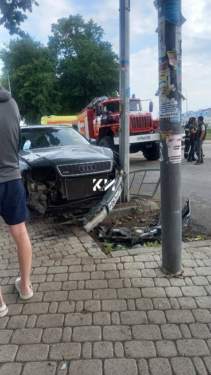 Машина въехала в столб в Краснодаре Сегодня утром в районе ТРЦ «Любимово» Audi въехала в столб. Предварительная версия — одна легковушка не пропустила другую на перекрестке. Скорая повезла водителя в реанимацию. Полиция еще не приехала. Новости тут Прислать фото/видео