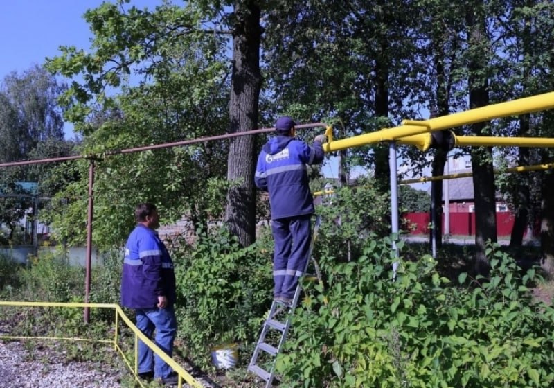 Чистый воздух омичам продлят поддержку за переход на газовое отопление Жители Омска газифицировавшие дома по федеральному проекту Чистый воздух получат государственную поддержку в 2026 года Такое поручение дал министр природных ресурсов и экологии РФ Александр Козлов С 2022 по 2025 годы в Омске перевели на газ 5 606 домовладений в том числе 2118 в прошлом году что превысило запланированное количество Все заявки поданные омичами в 2025 году и соответствующие условиям проекта будут профинансированы в 2026 году В Минприроды РФ отметили что по итогам прошлого года объём выбросов в Омске снижен на 17 2 относительно 2017 года в том числе благодаря переходу частного сектора на экологичное газовое отопление До 2030 года в городах проекта Чистый воздух планируют перевести на экологичное отопление более 80 тысяч домов