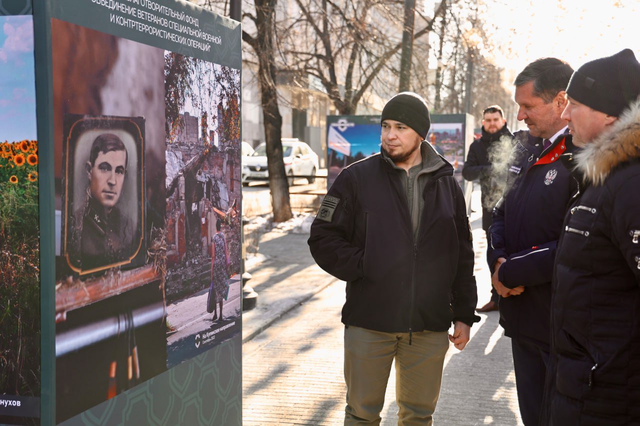 В центре Челябинска развернули выставку о жизни в зоне СВО  Фотовыставка «Жизнь за лентой», повествующая о буднях бойцов СВО и мирных жителей новых регионов, открылась на Кировке. Это не только хроника событий 2022–2024 годов. Пронзительные работы мастера позволяют зрителю прочувствовать атмосферу и открыть для себя неизвестные детали спецоперации. Первыми познакомились с экспозицией спикер Челябинской гордумы Сергей Буяков и депутаты, глава города Алексей Лошкин, ветераны боевых действий.   — Символично, что мы открыли выставку в год 80-летия Великой Победы, — прокомментировал спикер гордумы Сергей Буяков. — На уникальных фотографиях — реальные герои, которые сегодня отстаивают свободу и независимость нашей страны. Я считаю, всем жителям, особенно молодежи, важно показывать такие примеры подлинной любви к Родине. Это та нотка патриотизма, которая сегодня очень нужна.   Подробности — на сайте «Вечернего Челябинска».          Голосовать за канал