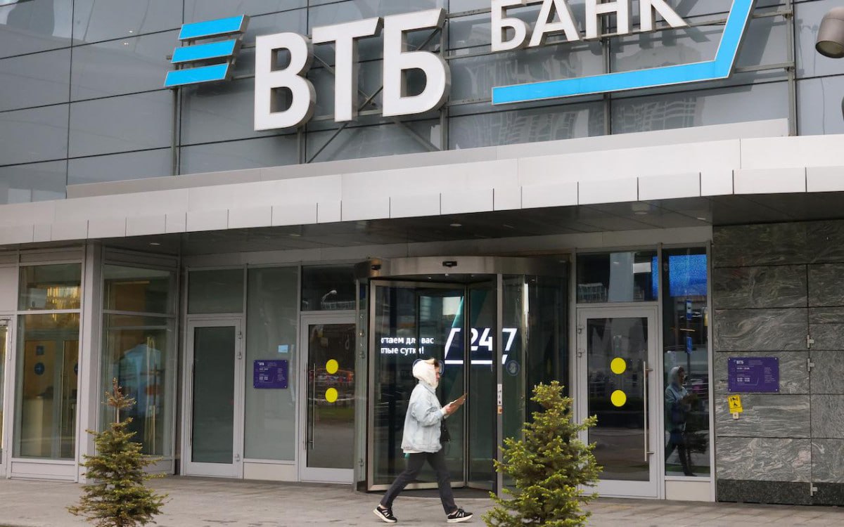 По предварительным оценкам ВТБ по итогам 2025 года российские банки выдали более 4 3 трлн рублей на покупку жилья в ипотеку Во втором полугодии продажи резко ускорились более чем на 40 превысив результат аналогичного периода 2024 года Этот импульс усиленный декабрьским пиком позволил резко затормозить сокращение рынка в годовом выражении до 9 и обозначил завершение фазы адаптации рынка По оценкам ВТБ по итогам июля декабря прошлого года общерыночные выдачи ипотеки приблизились к 2 9 трлн рублей что более чем на 90 превысило результат первого полугодия В последний месяц продажи достигли пика за полтора года 735 млрд рублей Это было обусловлено всплеском активности россиян на фоне ожидаемых изменений в условиях семейной ипотеки с 2026 года Выдачи в декабре на 48 превзошли показатели ноября и в 2 6 раза декабря 2024 года Основным драйвером спроса в 2025 году оставались льготные государственные программы Их доля по оценкам ВТБ по итогам года составила 79 При этом в декабре на фоне ажиотажного спроса заёмщиков на семейную ипотеку доля господдержки достигла рекордных 88 превзойдя исторический максимум зафиксированный в июне 2024 года перед окончанием массовой господдержки 87 5 jkinvest news jkinvest