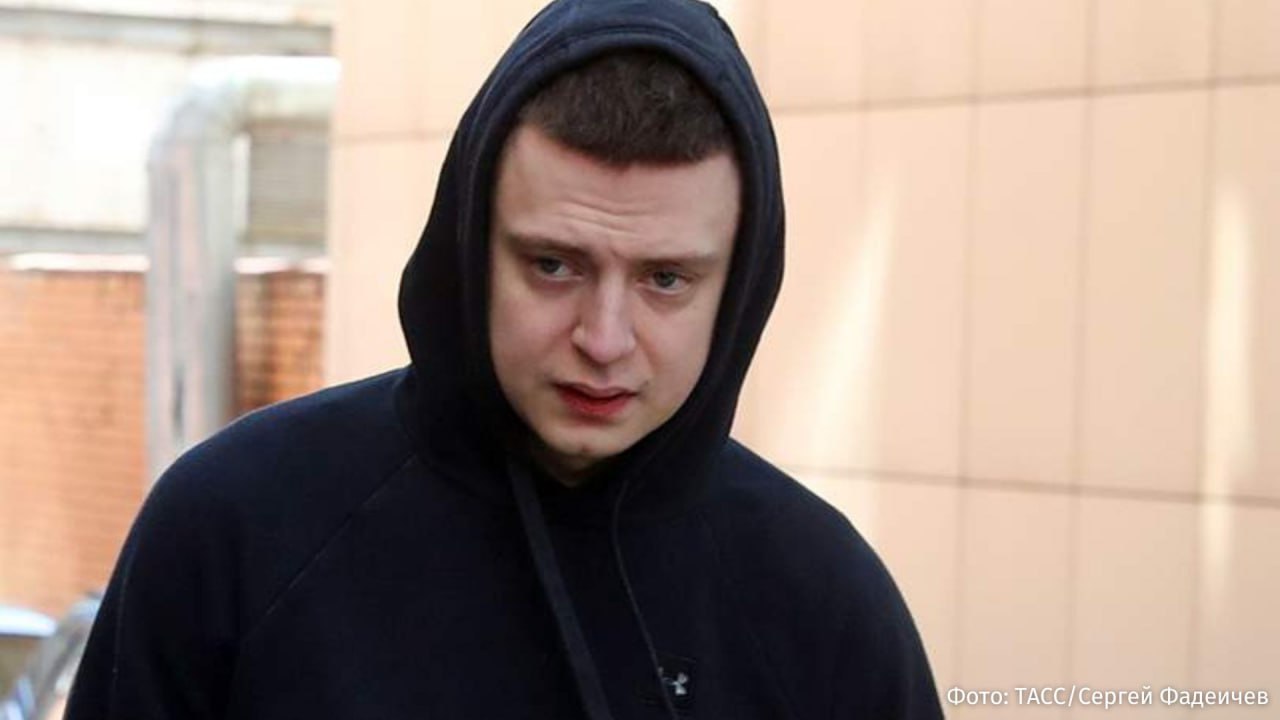 Каналы блогера Mellstroy на всех платформах а также логотипы и водяные знаки признаны в Белоруссии экстремистскими материалами Об этом сообщило МВД республики В ведомстве отметили что Андрей Бурим Mellstroy причастен к организации хулиганства и незаконных массовых мероприятий в Белоруссии В интернете он призывал участвовать в конкурсах совершая противоправные действия с последующим размещением видеоконтента в социальных сетях за вознаграждение говорится в сообщении Ранее сообщалось что стример продвигал своё онлайн казино через вирусные видео призывая подписчиков участвовать в конкурсе за победу в котором обещал квартиру В социальных сетях распространились кадры с малышом которому якобы делают татуировку на руке с надписью его казино в этот момент ребенок плакал Родителей доставили в отдел полиции В 2020 году Mellstroy получил полгода исправительных работ после скандала с избиением девушки во время стрима В 2024 м его объявили в розыск по уголовной статье РЕН ТВ в Telegram в MAX