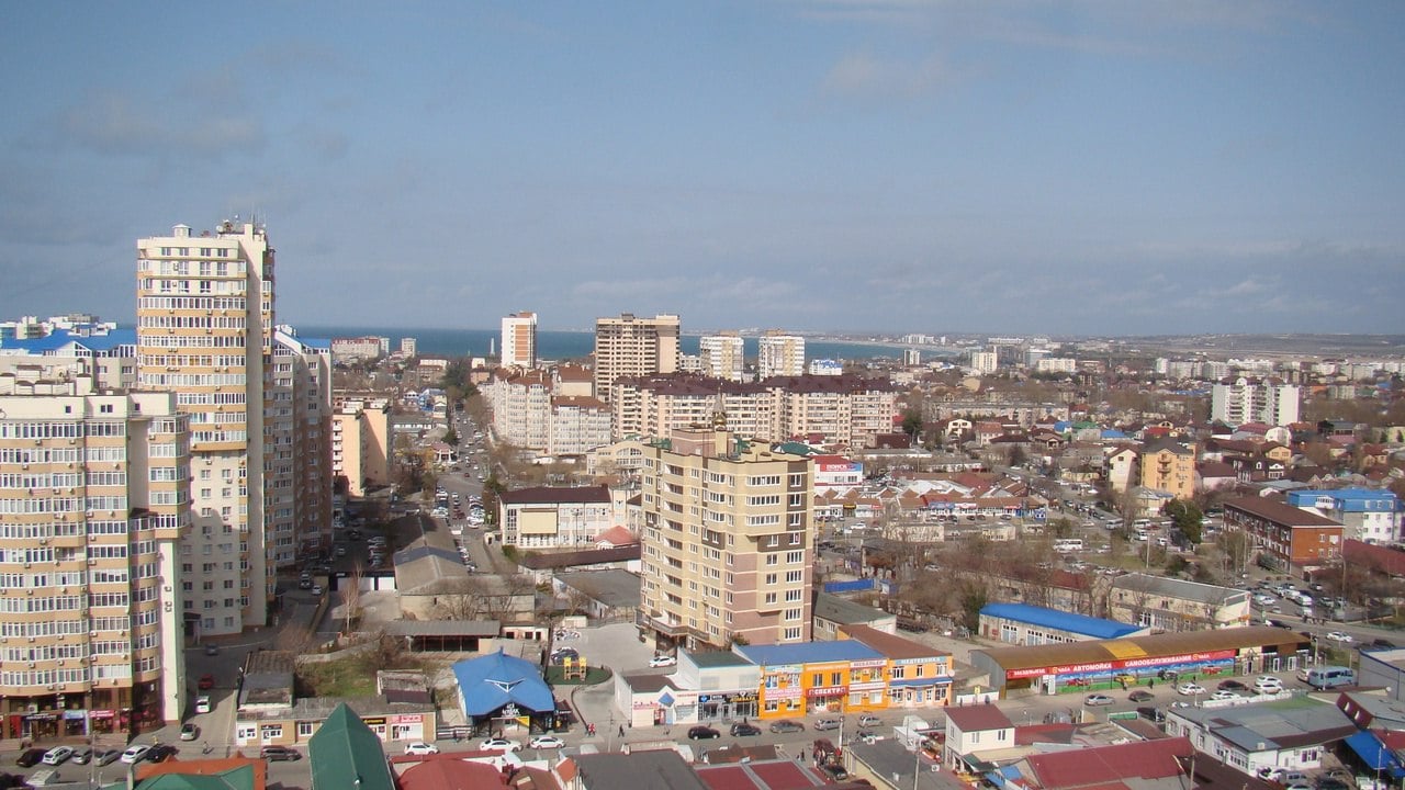 В Анапе в ряде домов сегодня снизят подачу тепла В связи с производством работ по переключению на сетях теплоснабжения, а также проведения регулировочных работ 11 ноября возможно периодическое снижение параметров теплоснабжения и горячего водоснабжения в многоквартирных жилых домах. Об этом сообщил в своих соцсетях Муниципальный центр управления Анапы. Ограничения коснутся: -ул. Астраханская, 71 А, 76; -ул. Заводская, 28; -ул. Владимирская, 55 В, корпуса 1 и 2; -ул. Краснодарская, 64 Б/1, 2, 66; -ул. Ленина, 66, 68, 68 А, 68 Б, 70, 70 А; -ул. Трудящихся, 2. Телефон диспетчерской службы АО «Теплоэнерго»: 8  86133  4-34-89. Добавим, что подготовка к отопительному сезону в Анапе завершилась 1 октября, а сегодня оказывается понадобилась проводить регулировочные работы. При этом ночью температура воздуха на курорте не превышает 4-5 градусов тепла, а днём 11 ноября будет не выше +11. А зима ещё только впереди.  #НовостиАнапыСегодня #НовостиАнапы #АнапаНовости #СегодняВАнапе #АнапаМедиа #АктуальныеНовостиАнапы