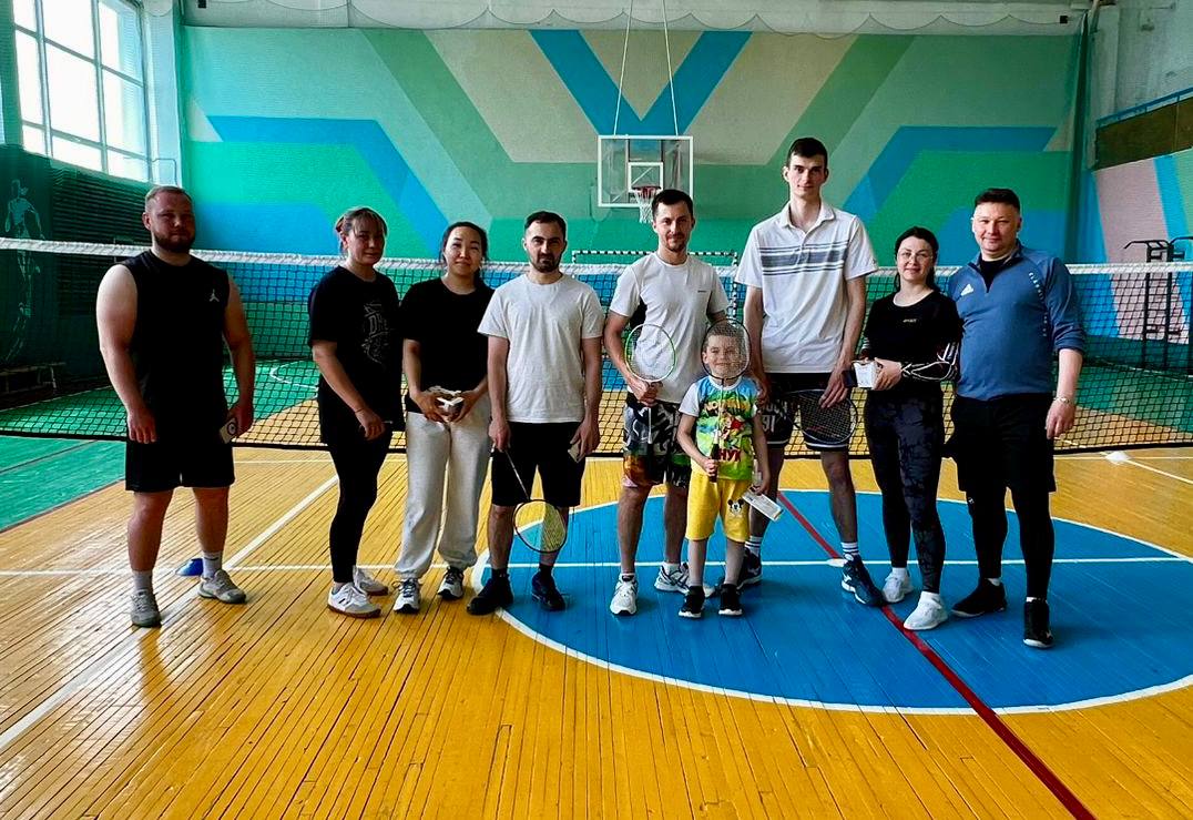 Спортивные мероприятия объединили жителей и гостей Усть-Камчатска В течение дня в посёлке проходили различные соревнования, организованные окружной спортшколой в честь Дня России. День начался с блиц-турнира по бадминтону, где участники показали отличную реакцию и ловкость. Затем на футбольном поле развернулись напряжённые поединки среди юных футболистов. Активисты «Движения Первых» встретили ребят зажигательным танцем и зарядили энергией на весь день! В завершение дня на спортивной площадке состоялась товарищеская встреча по стритболу, подарившая массу эмоций как игрокам, так и зрителям. #ДеньСпорта #ДвижениеПервых #МолодёжьКамчатки #устькамчатск
