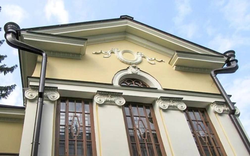 Деревянную усадьбу в стиле неоклассицизма в Сколково признали памятником Главный дом усадьбы Гусева Полоса в Сколково теперь официально включен в реестр объектов культурного наследия регионального значения. Ранее у усадьбы был промежуточный статус. Здание построено в 1914 году. Усадьба была полностью отреставрирована к 2020 году, вернув фасадам и интерьерам исторический облик. Восстановлены окна, двери, лестница и декоративные элементы. Теперь усадьба является частью инновационного центра «Сколково» и используется как дом приемов. #архитектура Фото: официальный портал мэра и правительства Москвы Читать РБК Недвижимость в Telegram