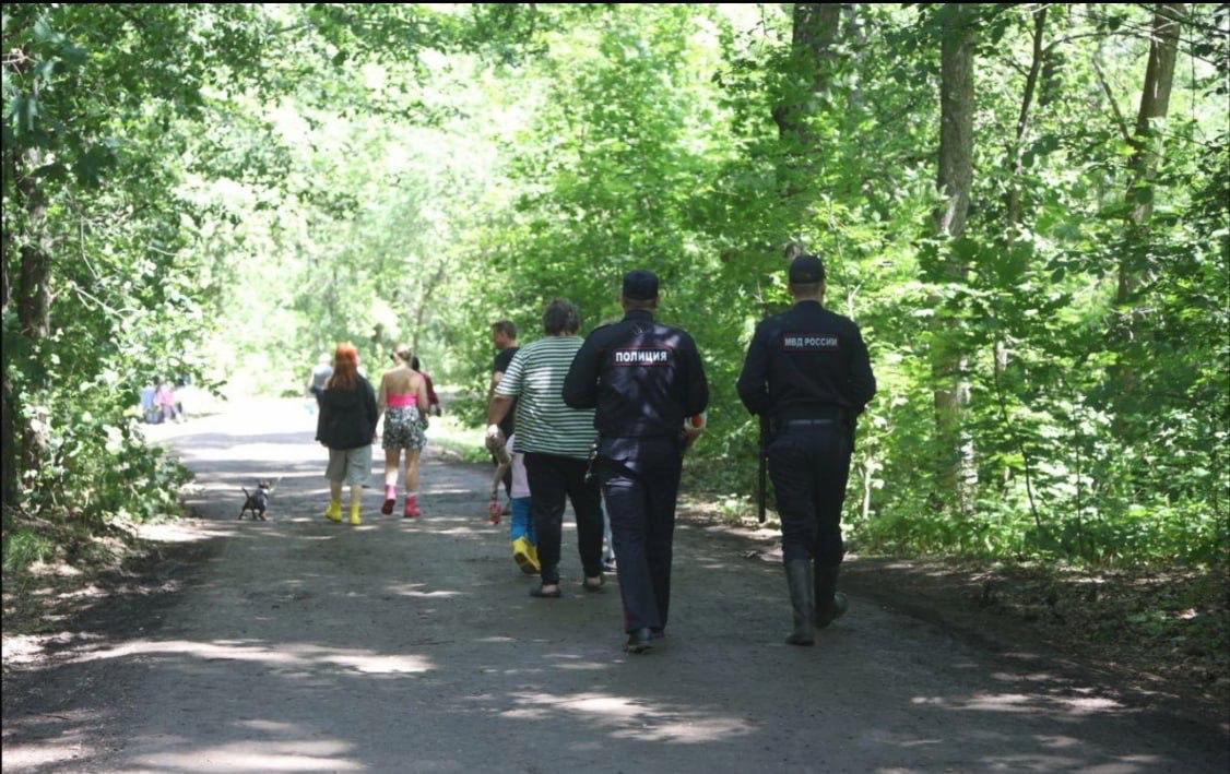 «Слет партработников». На Мастрюковских озерах начался фестиваль «не Груша» В Самарской области начался фестиваль бардовской песни — вместо проходящего с 1968 года «Грушинского» фестиваля. На первый взгляд, все как и прежде: палаточные лагеря с умывальниками и запасами продуктов, автостоянки, подходы к реке. Однако кардинальные изменения все же есть. «От Грушинской поляны и от Грушинского фестиваля в привычном понимании ничего не осталось. Раньше вход был через стоянки спокойно: люди заезжали, входили везде, гуляли, доступ к Волге, к речкам, к озерам был свободный. Сейчас огородили поляну заборами и КПП, везде поставили охранников», — описал происходящее корреспондент 63.RU. По его наблюдениям, вместо одной из сцен — локация служб безопасности, многим пришлось разбить палатки за КПП, а народу в 5 – 7 раз меньше, чем приезжало на «Грушу». «Валера, прости», «Как только чиновники начинают проявлять свою инициативу, считай, все пропало. Кто вам мешал организовать свой фестиваль политической и патриотической песни?», «Слет партработников», — высказали отношение к происходящему интернет-пользователи. Угроза отмены традиционного фестиваля нависла над «Грушей» еще год назад — тогда Александру Хинштейну не понравилось, что организаторы сугубо мирного мероприятия отказали в выступлении на главной сцене участникам «СВО». Фонд фестиваля пришлось ликвидировать, а в этом году организаторы «Груши» сообщили: они не смогут обеспечить меры безопасности, региональное правительство помочь отказалось. Организацию «не Груши» поручили Самарскому Союзу Молодежи. Фестиваль придумал Валерий Грушин — студент Куйбышевского авиационного института, заядлый турист и бард. Он погиб 29 августа 1967 года во время турпохода по реке Уде в Сибири, спасая тонущих детей начальника метеостанции. Его тело не было найдено. В следующем году друзья провели в его честь первый «Грушинский» фестиваль. Фото: 63.RU