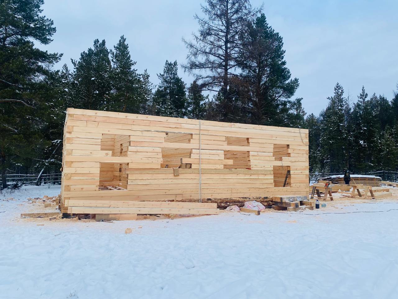 В Мирнинском районе стартовало строительство летней фермы сайылык для откорма КРС В рамках расширения полномочий органов местного самоуправления в части поддержки сельскохозяйственного производства с 2025 года в Республике Саха Якутия утверждён новый механизм господдержки строительство модернизация сельскохозяйственных объектов малой мощности В Мирнинском районе уже реализуется первый инвестиционный проект в рамках этого направления На территории АО Совхоз Новый в местности Куоллээх началось строительство летней фермы сайылыка для откорма крупного рогатого скота Проект реализуется за счёт средств субвенции из государственного бюджета Республики Саха Якутия АО Совхоз Новый одно из ключевых сельхозпредприятий Мирнинского района играющее важную роль в обеспечении продовольственной безопасности территории Строительство сайылыка станет важным шагом в развитии направления животноводства и повышении конкурентоспособности местной продукции Мирнинский рабочий Где купить газету ulusmedia