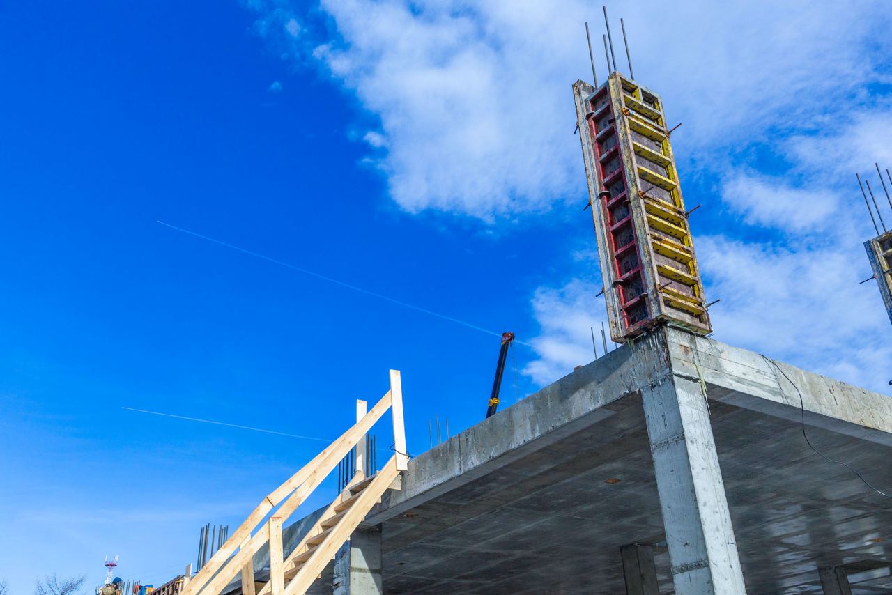 Глава южноуральского минстроя Юлий Элбакидзе назвал две ключевых стройки 2026 года Детский хирургический корпус областной больницы и многофункциональный медицинский центр в Магнитогорске являются ключевыми проектами для строительной сферы Челябинской области в наступившем году Об этом на пресс конференции в медиахолдинге Гранада Пресс заявил Юлий Элбакидзе министр строительства и инфраструктуры Челябинской области Если говорить о планах на 2026 год то я не могу не упомянуть ключевые объекты которые уже давно находятся в стадии реализации Этими объектами являются продолжение строительства детского хирургического корпуса областной детской больницы и многофункционального медицинского центра в Магнитогорске который мы начали возводить в прошлом году Безусловно это два самых значимых проекта каждый из них займет более 50 тысяч квадратных метров подчеркнул министр Юлий Элбакидзе подчеркнул что эти объекты имеют особое значение для Челябинской области и на сегодняшний день являются крупнейшими для региона eugenejut