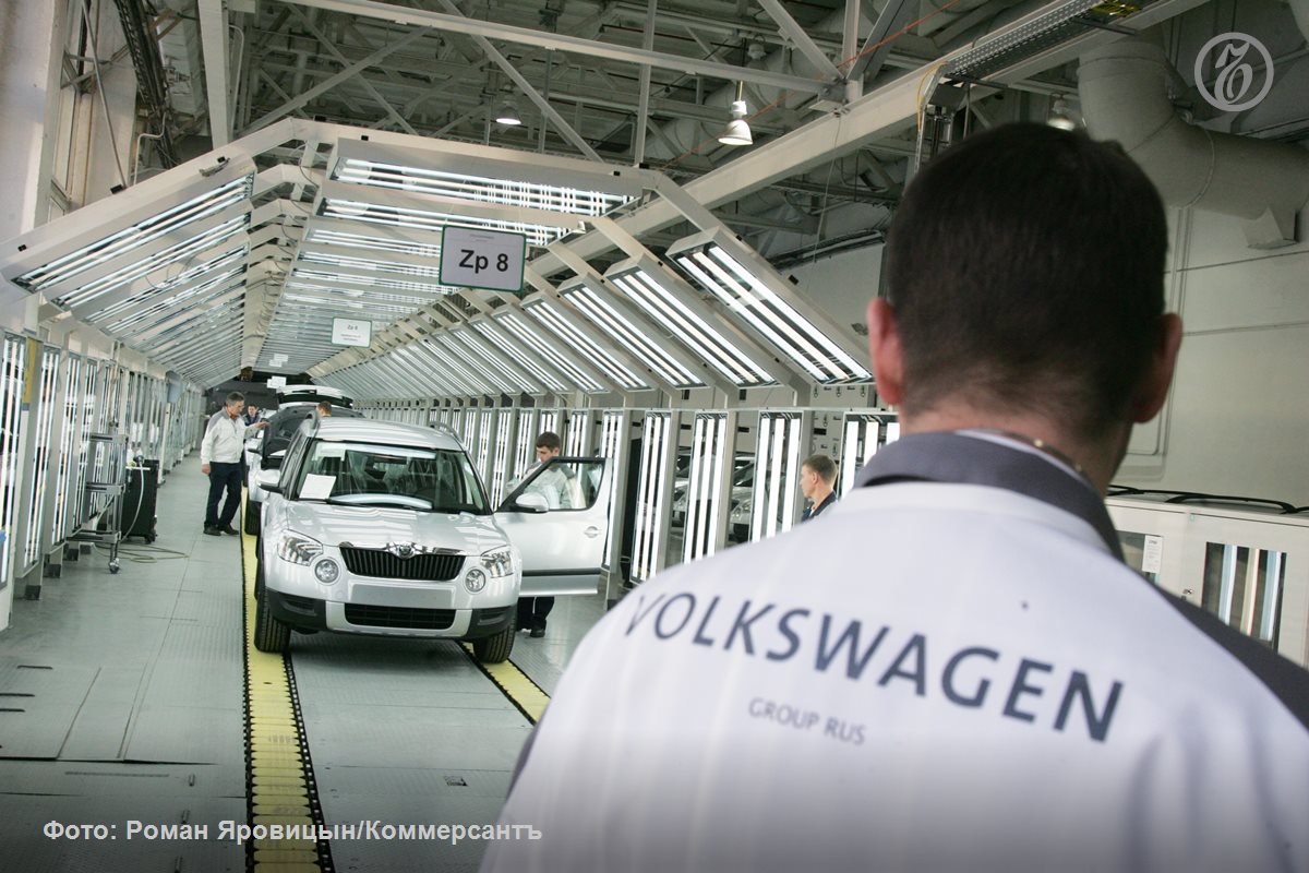 Арбитражный суд Нижегородской области увеличил многомиллиардный долг Volkswagen за разрыв соглашений с ГАЗом о контрактной сборке машин и поставках комплектующих проданный АО Камея за 120 млн руб В отношении германского автоконцерна в России введена локальная процедура банкротства однако приставы не спешат арестовывать и взыскивать имущество должника для включения в конкурсную массу отметили в АО Камея Кредиторам не удалось взыскать с Volkswagen выкупленный долг в размере 16 9 млрд руб и 40 тыс и они потребовали увеличить размер задолженности еще на 9 8 млрд руб Пока сумму долга удалось увеличить на 1 5 млрд руб Вероятно это решение будет обжаловано Подробнее читайте в материале Ъ Приволжье Концерн по заявкам   Подписывайтесь Делитесь мнением о канале