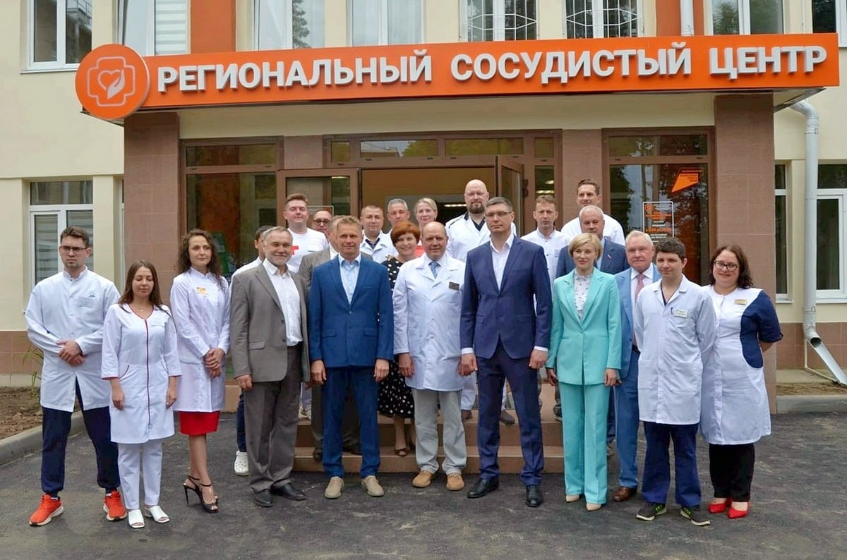Кардиолога из Александрова обвиняют в смерти пациента от инфаркта 29 летний кардиолог Вячеслав Марков из Александровской районной больницы на фото слева предстанет перед судом Молодого врача обвиняют в том что из за его бездействия скончался пациент у которого подозревали инфаркт 4 июня прошлого года 65 летнего мужчину из Киржача с сильными болями в груди привезли в местную больницу Врачи заподозрили острый инфаркт и направили его в региональный сосудистый центр александровской больницы где мужчине должны были оказать более квалифицированную помощь В ту ночь дежурил кардиолог Вячеслав Марков который не провел пациенту необходимое обследование расширенную ЭКГ коронароангиографию и эхокардиографию Врач посчитал что диагноз инфаркт поставлен ошибочно снял его и отправил мужчину обратно в Киржач 8 июня пациент умер Подписаться