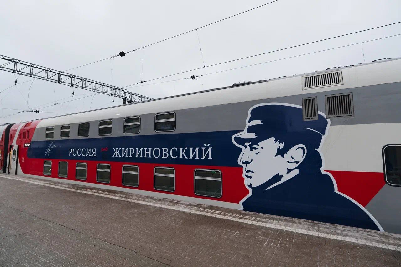 Сегодня Леонид Слуцкий запустил особый проект отправив в первый рейс двухэтажный поезд с вагоном посвящённым Владимиру Жириновскому Этот состав будет курсировать по маршрутам Москва Адлер Москва Казань и Москва Владивосток в течение всего будущего года В оформлении вагона учтены детали которые важны для нас тех кто помнит и ценит Владимира Вольфовича Внутри представлены его книги и архивные фотографии а в меню вагона ресторана включены его любимые блюда Даже информационная система поезда содержит специальный раздел с фильмами и материалами о жизни основателя ЛДПР Это не просто памятная акция Это возможность для пассажиров особенно для молодого поколения которое возможно знает о Жириновском лишь понаслышке по настоящему познакомиться с его наследием Увидеть его фотографии прочитать его цитаты попробовать его любимые блюда это способ оживить историю и понять каким ярким и многогранным человеком он был Проект реализован совместно с РЖД и показывает что наследие Владимира Вольфовича никого не оставляет равнодушным