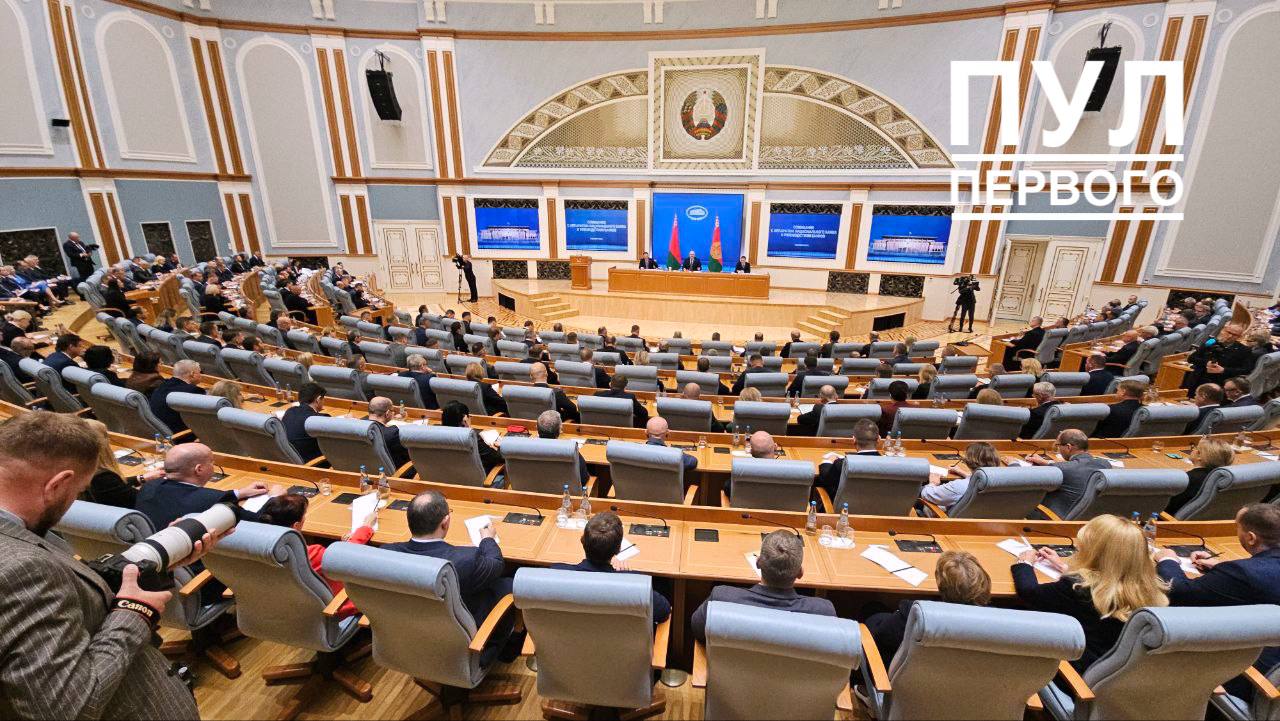 Банки должны быть честными действовать по закону в интересах людей и страны Президент Беларуси 9 сентября собрал совещание с аппаратом Национального банка и руководством банков Мы продолжаем сражаться за мир и уверенность наших людей в завтрашнем дне То старые доллары не принимают то навязывают услуги Лукашенко указал банкирам на недоработки Глава государства указал на наличие проблем с проведением трансграничных платежей Первостепенная задача всей банковской системы поддержание ценовой стабильности Деньги должны работать на выгодные инвестпроекты или долгосрочные экспортные контракты Лукашенко потребовал не допустить ситуации со списанием денежных средств у держателей белорусских карт Президент о финансовой поддержке экономики каждый вложенный рубль должен давать максимальную отдачу Количество денег в стране должно соответствовать потребностям экономики и не приводить к росту цен Лукашенко поручил проработать вопрос создания в стране финансово промышленных групп Глава государства поручил Правительству и Нацбанку решить проблемы с возвратом экспортной выручки Расширение сферы применения токенов одно из важнейших направлений цифрового развития экономики Лукашенко ориентирует банки на усиление работы по внедрению решений с использованием искусственного интеллекта Президент ориентирует банки продолжать работу по профилактике киберпреступлений Подписывайтесь sbbytoday