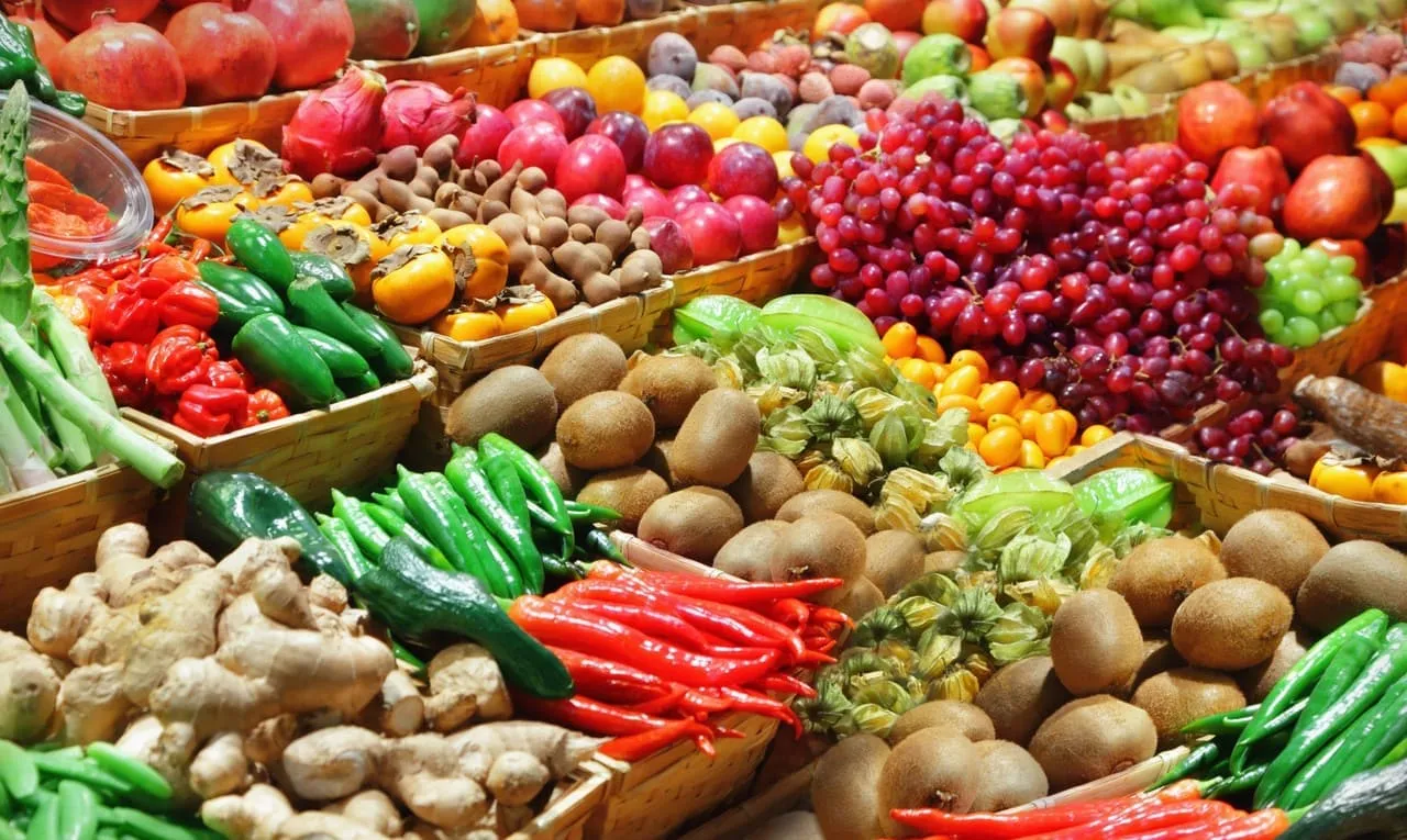 Мировые цены на сельхозпродукцию достигли двухлетнего максимума Глобальные котировки на сельскохозяйственные товары поднялись до самого высокого уровня за последние два года Об этом сообщает Bloomberg связывая рост с логистическими сбоями и экстремальными погодными условиями Одним из факторов стала длительная блокировка Ормузского пролива а также последствия войны в Иране которые усилили энергетические издержки и нарушили цепочки поставок Дополнительное давление оказывает сильная засуха в США Азии и Австралии Рост уже отражается на ценах на продукты питания от хлеба и макарон до растительных масел Больше всего подорожали пшеница и кукуруза Фьючерсы на пшеницу на Чикагской бирже выросли на 11 с февраля достигнув максимумов почти за два года Кукуруза подорожала примерно на 6 за последние два месяца до самого высокого уровня за год По оценке Всемирного банка в 2026 году цены на удобрения могут вырасти на 31 при этом стоимость карбамида способна увеличиться до 60 Это может снизить их доступность и повлиять на будущие урожаи Подпишись на primulinmd