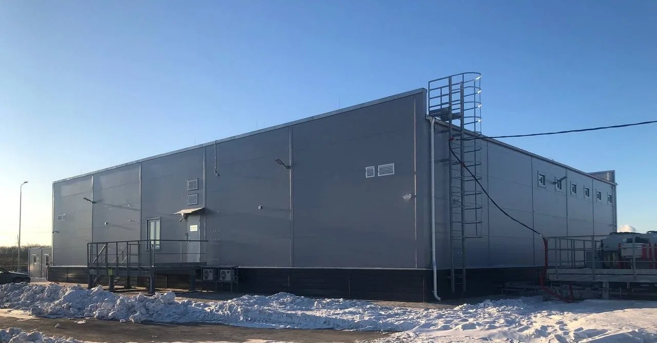 В Хабаровске заработал первый региональный дата центр Он стал частью геораспределённой сети МегаФона и усилил цифровую инфраструктуру Дальнего Востока ЦОД построен по модульной технологии что позволяет поэтапно наращивать инфраструктуру по мере роста нагрузки Первый пусковой комплекс обеспечивает размещение десятков стоек и мощность для текущих потребностей операторской сети и корпоративных клиентов при этом конструктив и инженерия предусматривают расширение без остановки работы центра В дата центре работаю системы бесперебойного электроснабжения резервирования каналов связи охлаждения и пожарной безопасности что повышает устойчивость связи и снижает риск простоев при авариях Площадку уже включили в общероссийскую сеть ЦОД компании что позволяет хранить и обрабатывать данные ближе к пользователям на Дальнем Востоке и использовать сценарии отказоустойчивости с зеркалированием информации между регионами