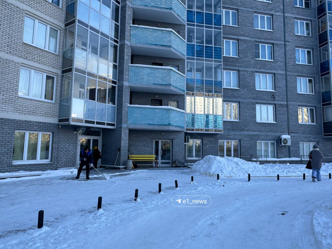 Тело 12 летней девочки обнаружили под окнами дома в Академе Все произошло на улице Семихатова 6 Очевидцы рассказали что утром рядом с домом они увидели реанимобиль а на асфальте лежало тело накрытое простыней Редакция уточняет информацию Е1   Подпишись на КП Екатеринбург Мы в Max