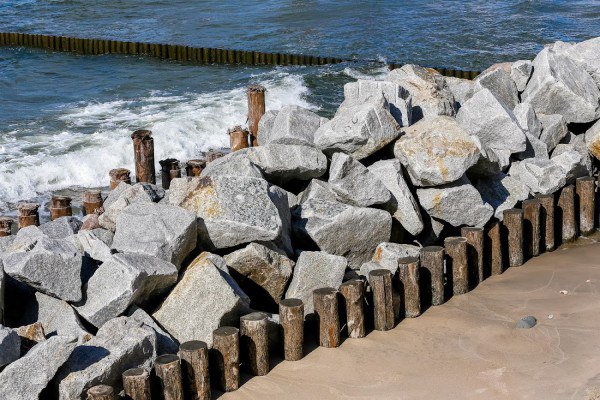 В Калининградской области ищут подрядчика для исследования и разработки схемы защиты побережья Начальная цена контракта составляет 250 млн рублей Подрядчику предстоит провести комплексные научные исследования и оценить состояние берегов После этого на основе полученных сведений необходимо подготовить генеральную схему берегозащитных мероприятий региона Работу нужно выполнить до конца 2027 года Ранее замруководителя ГБУ Балтберегозащита Евгений Бурнашов рассказывал что сегодня все мероприятия по укреплению побережья в регионе проводят по генеральной схеме от 1999 года Она основывается на научных исследованиях 1980 1990 х За прошедшие десятилетия ситуация изменилась поэтому необходимо актуализировать схему и провести новый мониторинг Подписаться на Калининград Ru