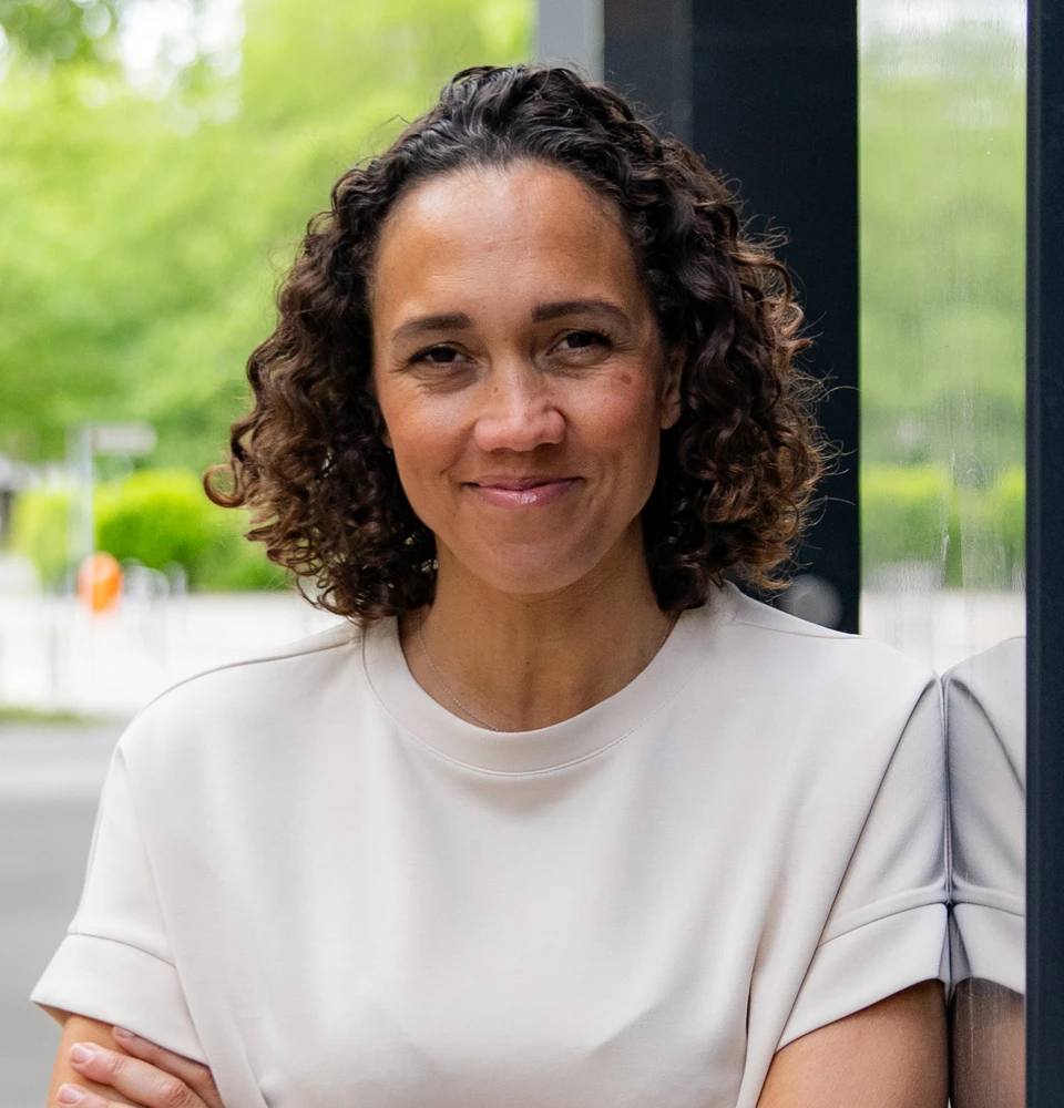 Генсек немецкой Свободной демократической партии Николь Бюттнер поспорила что обреется налысо в случае провала на выборах в региональный парламент земли Баден Вюртемберг С учетом того что рейтинг партии в регионе на данный момент составляет как раз требуемые для попадания в ландтаг 5 после выборов 8 марта политик может предстать уже в новом образе Подписаться на РИА Новости