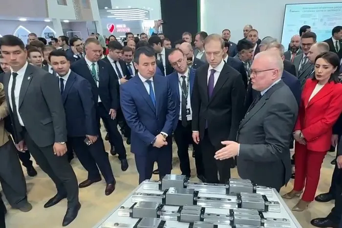 Вице премьеру Денису Мантурову представили уникальную кировскую продукцию для высокоточных станков Производство наладил Омутнинский металлургический завод для обеспечения технологического суверенитета страны в станкостроении и машиностроении рассказал губернатор Александр Соколов на выставке ИННОПРОМ Центральная Азия Опытные партии успешно прошли испытания начаты серийные поставки в том числе в Беларусь Чтобы полностью закрыть потребности российского рынка в Кирове планируем строительство завода по производству современных высокоточных 3 и 5 координатных станков в рамках межрегионального кластера станкостроения Общий объем инвестиций составит 4 5 млрд рублей отметил губернатор