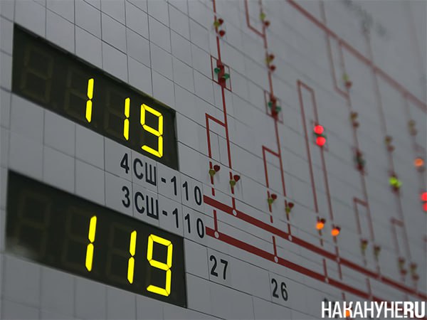 В России откладывается модернизация ТЭС из-за отсутствия нужного оборудования В России планирует отложить модернизацию по меньшей мере 14 старых тепловых электростанций ТЭС с суммарной мощностью 4,1 ГВт Нижневартовская ГРЭС, Ириклинская ГРЭС, Пермская ГРЭС, Костромская ГРЭС и др. . Модернизацию планируется перенести на два-три года. Главная причина задержки – отсутствие поставок оборудования со стороны российских машиностроителей. Источники "Коммерсанта" сообщают, что генерации не будут оштрафованы из-за переносов сроков модернизации – задержка идет не по их вине. Но что вызывает опасение – возможное повышение цен на электроэнергию в условиях дефицита. Поэтому приоритет по вводу модернизированных мощностей будет отдаваться регионам с дефицитом генерации.