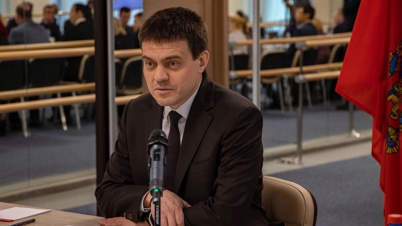 Котюков попросил администрацию президента отложить фестиваль молодежи в Красноярске Об этом сообщил губернатор телеканалу Вести По словам Михаила Котюкова просьба связана с тем что Красноярск готовится к 400 летию из за чего многие улицы и объекты в городе будут на ремонте Поэтому фестиваль предложили провести в 2028 году Губернатор указал что окончательного решения о дате и месте проведения еще нет но тем не менее эту просьбу о переносе услышали Котюков с мая 2025 года рассказывал о планах по фестивалю В июле он заявил что президент поддержал идею провести фестиваль в Красноярске в 2026 году Планировалось что город примет 14 тысяч человек Сам Котюков писал что это мероприятие превзойдёт зимнюю универсиаду prmira news