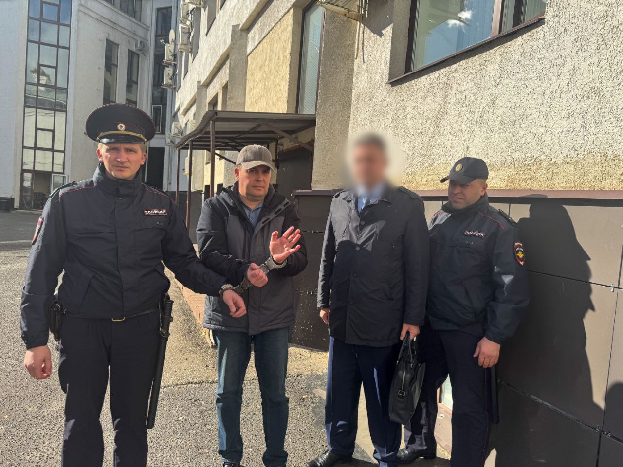 Глава города Владимира Дмитрий Наумов предстанет перед судом В Следкоме сообщили о завершении расследования уголовного дела в отношении Дмитрия Наумова Его обвиняют в получении взятки в 1 1 млн рублей за содействие в организации незаконной похоронной деятельности в областном центре Дмитрий Наумов содействовал назначению на руководящие должности в МУП Специализированный комбинат ритуальных услуг а также МКУ Центр управления городскими дорогами участников организованной преступной группы изданию нормативного акта о погребении и похоронном деле которым фактически ограничивались права других предпринимателей в сфере ритуального бизнеса Взятку главе города передали тремя частями непосредственно на рабочем месте в мэрии Владимира и на парковке Наумов свою вину признал полностью Наложен арест на изъятые в ходе обысков денежные средства и украшения на сумму около 1 3 млн рублей а также автомобиль стоимостью около 4 3 млн рублей оформленный на супругу Следком по Владимирской области