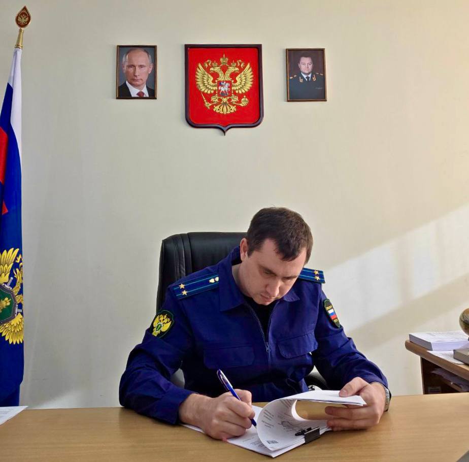 В Верхнебуреинском районе суд удовлетворил иск прокурора о взыскании незаконно полученных денежных средств Прокуратурой Верхнебуреинского района проверила соблюдение законодательства о противодействии коррупции Установлено что в период с 2022 г по 2023 г глава Согдинского сельского поселения заключила со своим супругом 8 муниципальных контрактов на выполнение подрядных работ общей стоимостью свыше 250 тыс рублей которые были оплачены из средств муниципалитета Несмотря на конфликт интересов о возникшей личной заинтересованности женщина не сообщила меры по его предотвращению и урегулированию не приняла Прокуратура обратилась в суд с исковым заявлением о взыскании с бывшей главы поселения и ее супруга в муниципальный бюджет незаконно полученных денежных средств Судом исковые требования удовлетворены в полном объеме Исполнение судебного акта находится на контроле надзорного ведомства Ранее судом глава поселения удалена в отставку Прокуратура Хабаровского края