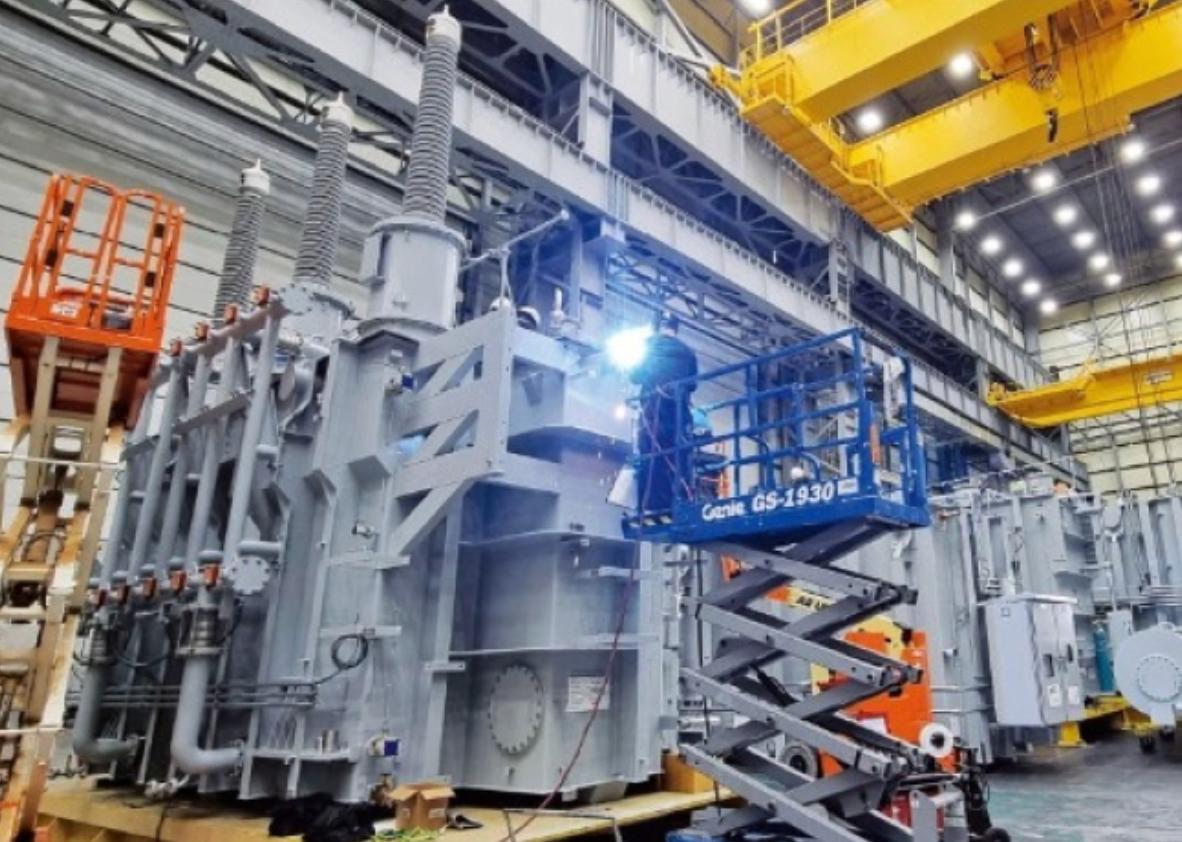 За пошлины Трампа заплатят американские потребители электроэнергии Южнокорейская HD Hyundai Electric Co полностью переложит на потребителей американские пошлины на трансформаторы в размере 18 20 в 2027 году А вариантов как бы нет Резкий рост потребления электроэнергии со стороны ЦОДов толкает Штаты на резкие возможно необдуманные шаги Вчера администрация Трампа запланировала экстренный аукцион который предусматривает что технологические компании будут участвовать в торгах по 15 летним контрактам на новые мощности по производству электроэнергии Основная причина экстренных мер рост цен в зоне ответственности оператора сетей PJM Interconnection охватывающей 13 штатов Да а новые мощности нужно ещё построить как и сети а доступность предложения оборудования растягивается на годы Скорее всего IT гиганты продолжат решать свои проблемы самостоятельно как и потребители