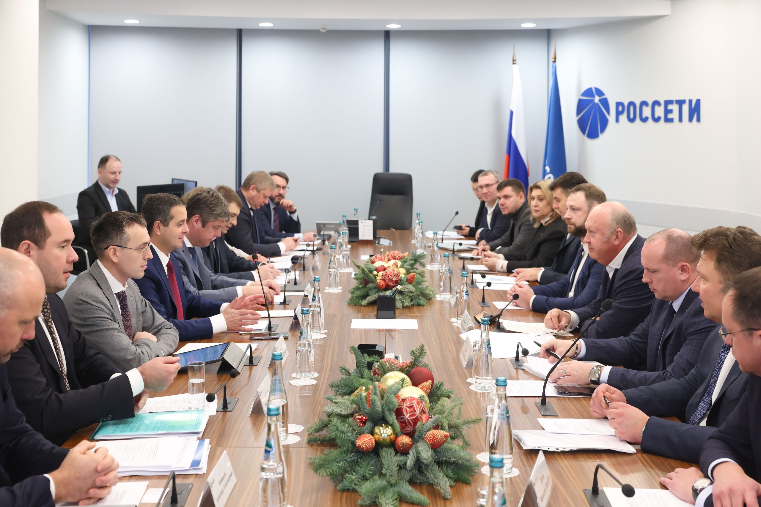 Россети и ОПОРА РОССИИ договорились о расширении направлений сотрудничества В Москве состоялось заседание Координационного совета по взаимодействию в сфере электроэнергетики Мероприятие провели его сопредседатели заместитель Генерального директора по инвестициям и капитальному строительству ПАО Россети Алексей Мольский и вице президент ОПОРЫ РОССИИ Владимир Гриценко Было принято решение создать три новых направления совместной работы в рамках Координационного совета Они будут связаны с интегрированными системами защиты критической энергоинфраструктуры от угроз БПЛА повышением качества и технических характеристик оборудования и материалов для электросетевого комплекса компенсационным лесовосстановлением и озеленением предприятий электроэнергетики Участники рассмотрели вопросы технологического присоединения к сетям цифровой трансформации досудебного урегулирования споров расширения участия малого и среднего бизнеса в реализации отраслевых проектов Также на заседании были представлены российские разработки включая системы накопления электроэнергии мощностью до 2 5 МВт Координационный совет создан в 2023 году в соответствии с соглашением подписанным Генеральным директором ПАО Россети Андреем Рюминым и Президентом общественной организацией малого и среднего предпринимательства ОПОРА РОССИИ Александром Калининым Документ предусматривает действия по формированию благоприятных условий для привлечения малого и среднего предпринимательства к разработке и производству продукции и услуг в интересах сетевого комплекса а также для импортозамещения Россети в МАХ