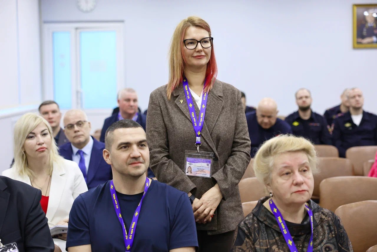 Обновленный Общественный совет при МУ МВД Мытищинское начал работу В него вошли 22 человека общественные деятели представители спортивных и образовательных учреждений волонтёрских движений общественных организаций и духовенства Открывая первое заседание в обновленном составе начальник МУ МВД полковник полиции Николай Жуков поблагодарил присутствовавших за активную гражданскую позицию а также выразил надежду на плодотворное сотрудничество Члены Общественного совета единогласно избрали своим председателем Геннадия Старцева После официальной части состоялась торжественная церемония награждения Благодарностями были отмечены бывшие члены Общественного совета за активную общественную деятельность помощь в создании положительного имиджа полиции и содействие правоохранительным органам Особое внимание на церемонии было уделено самым юным участникам детям чьи родители с честью несут службу в полиции Они стали героями конкурса детского рисунка Мои родители работают в полиции который стал красочным и трогательным завершением мероприятия   taplink cc mytishiadmin мытищи новости