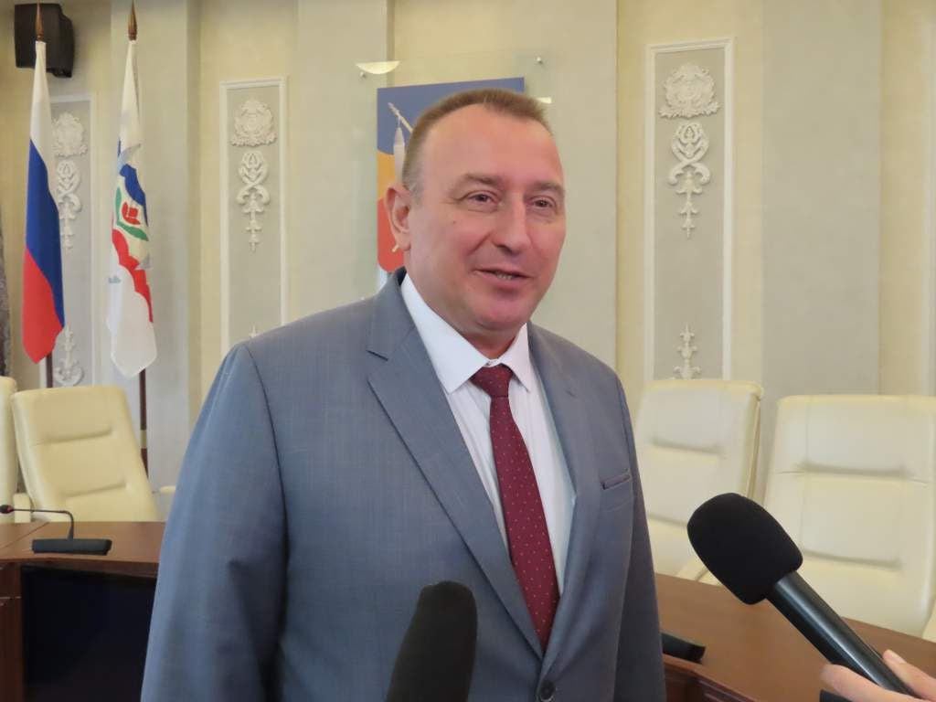 В Ростовской области арестовали бывшего мэра Волгодонска он признал себя малоимущим и получил квартиру от государства Еще в 2016 году Юрий Мариненко занимавший тогда пост начальника МВД подал поддельные справки где указал маленькую зарплату Так он добился того чтобы его и его дочь признали малоимущими и оформил на себя 63 метровую квартиру за 2 5 млн рублей по договору соцнайма Потом он вывел жилье из муниципальной собственности и просто переписал на дочь При этом у него самого нашли шесть банковских счетов о которых он не сообщил Экс мэра задержали в его доме в Ростовской области и отправили в СИЗО Мариненко был главой администрации полтора года и ушёл в отставку в марте 2025 года Подписывайтесь на Подъём и выиграйте iPhone 17 Pro