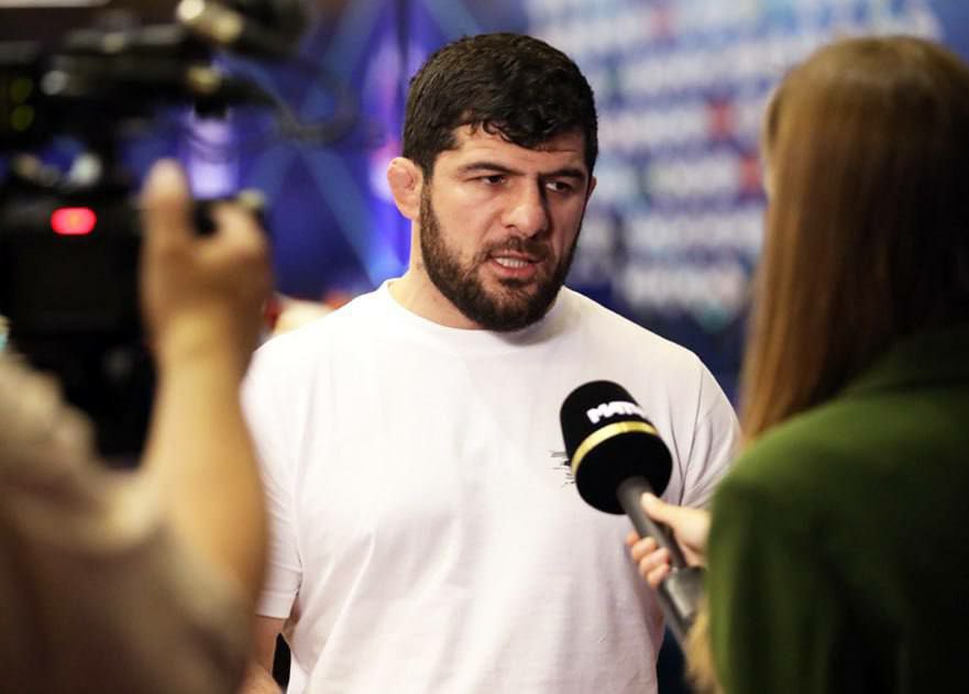 С Гацалова сняли все обвинения в допинге он восстановлен в должности главного тренера сборной России по вольной борьбе Об этом сообщил президент федерации борьбы России Михаил Мамиашвили Главный тренер сборной России олимпийский чемпион по вольной борьбе Хаджимурат Гацалов был полностью оправдан по делу о применении допинга Международное агентство допинг тестирования сняло с него все обвинения в досудебном порядке Теперь он вернется на пост главного тренера сборной с которого был временно отстранен Как отметил Мамиашвили ранее ФСБР не комментировал ситуацию так как WADA еще могла подать апелляцию однако сейчас сроки ее подачи уже вышли Сам Гацалов рассказал ТАСС что был полностью уверен в том что правду удастся доказать Он поблагодарил всех кто был рядом и оказал профессиональную поддержку ossnews