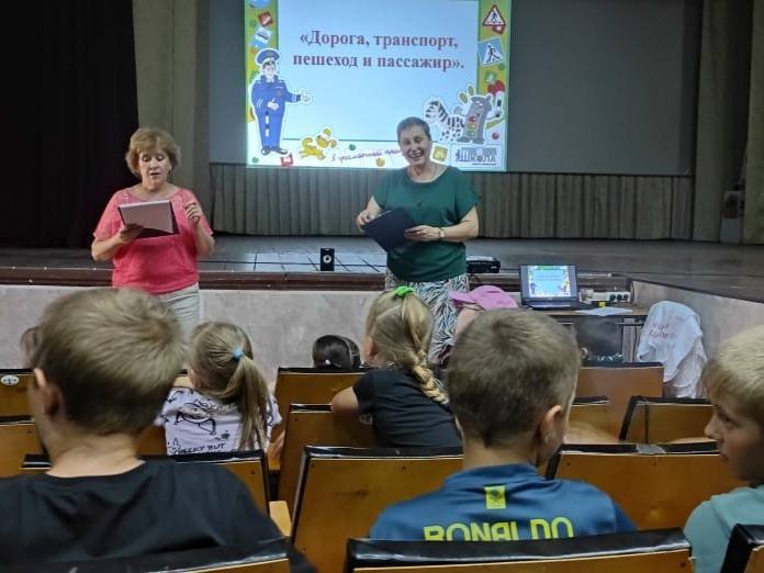 В ДК села Киевка прошла игровая программа «Знатоки дорожных правил»  Работники сельской библиотеки предложили ребятам проверить свои знания правил дорожного движения и умение применять их на практике.   Волонтёры культуры Вероника Михайличенко и Илья Зражевский рассказали детям о том, когда и где появились первые дорожные знаки.  А ещё были викторины «Азбука пешехода» и «Автомульти», конкурс «Будь внимателен!» и игра «Дорожная азбука».
