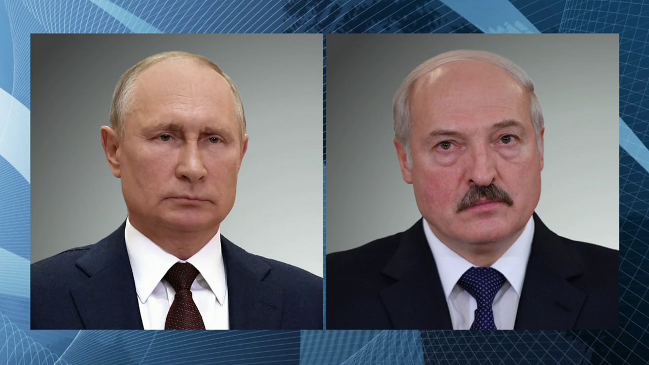 Владимир Путин поздно вечером позвонил президенту Белоруссии Александру Лукашенко: российский лидер выразил большую признательность за содействие в организации на погранпереходе в Гомельской области обмена пленными между Москвой и Киевом. Он прошел по формуле тысяча на тысячу в три этапа с 23 по 25 мая. Освобожденных россиян сначала привезли в Белоруссию, где им была оказана медицинская и психологическая помощь. И затем возвращение домой.