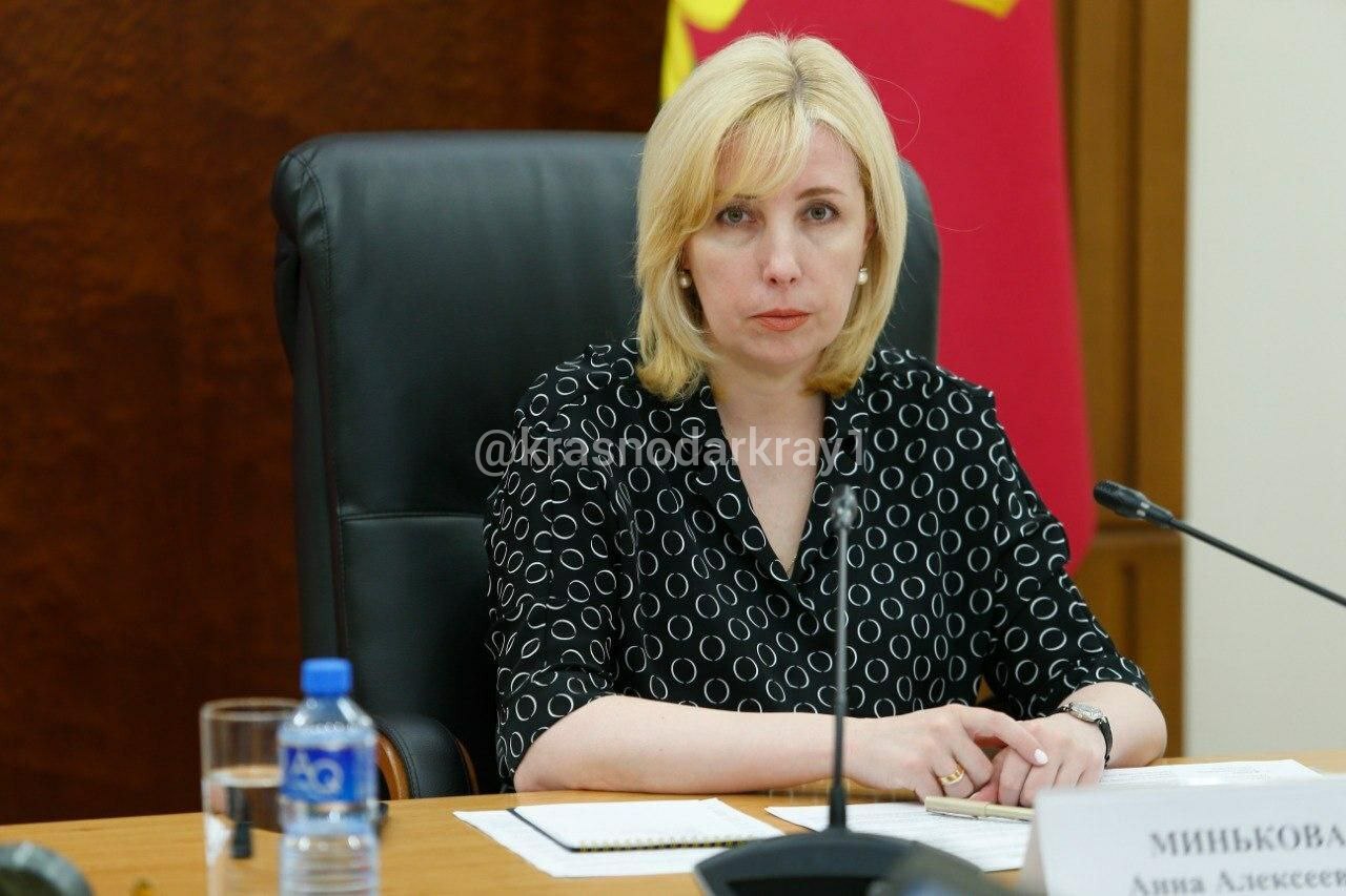 Анна Минькова покинула пост вице губернатора Краснодарского края по собственному желанию Анна Минькова занимала эту должность 10 лет На должность заместителя губернатора Краснодарского края Анна Минькова была назначена 28 апреля 2015 года Причины ее отставки не уточняются В заявлении она отметила что личные аккаунты в социальных сетях сохранит однако возможность отвечать на обращения граждан будет ограничена Региональное правительство пока не предоставило комментариев по поводу отставки и назначения нового вице губернатора Перейти в наш канал МАХ Подпишись поделись krasnodarkray1 Прислать видео новость