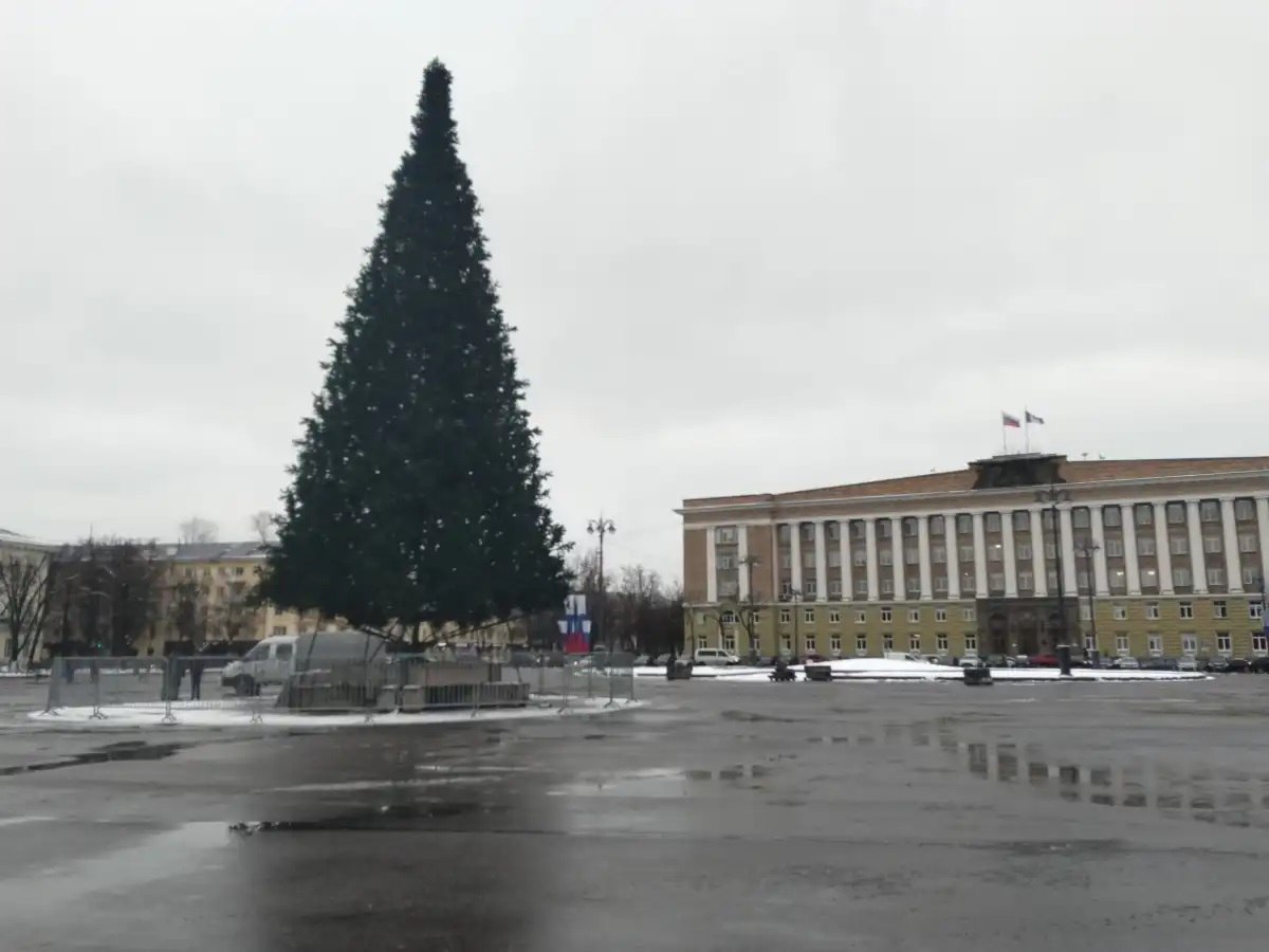 На главной площади Великого Новгорода скоро появится Звёздное небо Великий Новгород начали украшать к Новому году Сотрудники муниципального учреждения Городское хозяйство устанавливают праздничные консоли на улицах Газон Розважа Ломоносова и аллее Николая Антонова на въезде в город Улицы областного центра украсят световые конструкции в форме снежинок и консоли с новгородской тематикой На площади Победы Софийская рабочие приступили к монтажу светящегося шатра Звёздное небо Ранее на главной площади города начали монтаж искусственной ели