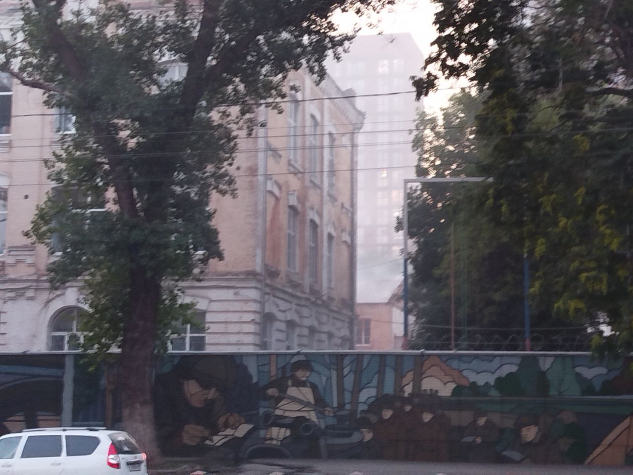 В Ростове ликвидировали открытое горение на территории воинской части на Красноармейской Горело 2-этажное заброшенное здание на территории воинской части. Площадь пожара составила 400 квадратных метров. #новости #ростов #пожар #мчс