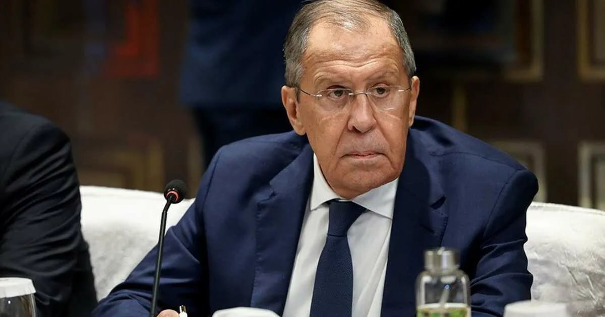 Россия самостоятельно займется привлечением к ответственности виновных в терактах на железнодорожных объектах без вбрасывания этой темы в международную дискуссию. Об этом заявил глава МИД РФ Сергей Лавров. «Что касается расследования и привлечения виновных к наказанию, мы сейчас не пытаемся эту тему вбрасывать в международную дискуссию. Мы сами занимаемся этим и по линии государственной прокуратуры, и по линии общественных организаций. Никто не сможет уйти от ответственности», — сказал он в беседе с журналистами по итогам саммита БРИКС.