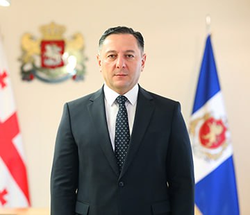 Глава МВД ушел в отставку. Он возглавлял ведомство более 6 лет Утром 28 мая о решении покинуть пост министра внутренних дел объявил Вахтанг Гомелаури. Он занимал разные должности в силовых структурах с 2012 года, а до прихода «Грузинской мечты» к власти возглавлял личную охрану Бидзины Иванишвили. Причины. Чиновник объяснил свое решение желанием посвятить больше времени семье. Слухи о его уходе распространялись и ранее, но он их опровергал. Гомелаури стал министром внутренних дел в сентябре 2019 года. За это время были разгоны крупных акций в 2023 и 2024 годах. По словам многих участников, полицейские избивали их после задержания. Сменщик. Новым министром назначают Гелу Геладзе — не самого публичного чиновника. Работу в силовых структурах он начал еще в 1999 году, иногда меняя госслужбу на частный сектор. В последнее время занимал посты заместителя министра обороны и заместителя руководителя Службы государственной безопасности. Фото: Вахтанг Гомелаури / Ministry of Internal Affairs Гела Геладзе / IPN инстаграм фейсбук Paper Kartuli