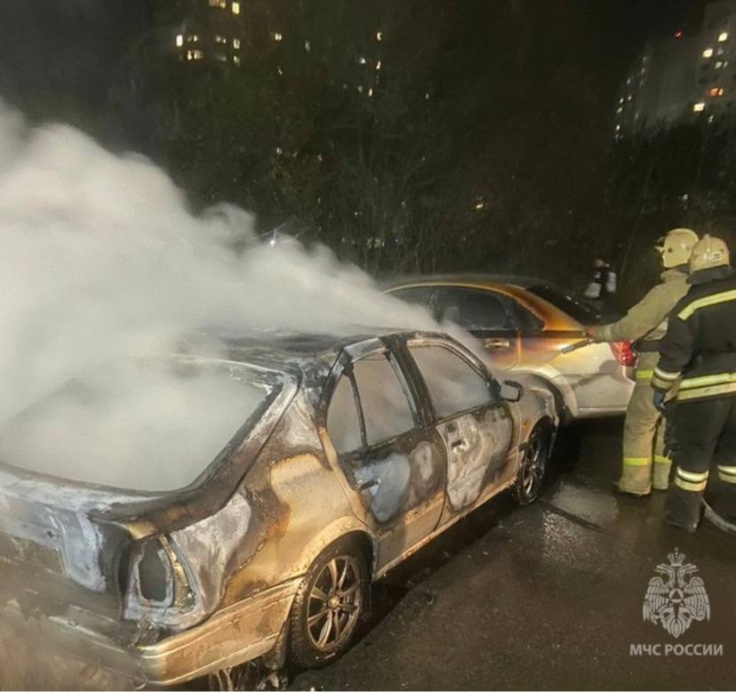 Вчера вечером в городе Курске загорелись сразу три припаркованных рядом автомобиля.    Один из них сгорел полностью. Еще два повреждены огнем. Предположительно пожар возник из-за короткого замыкания электропроводки.  С начала года в Курской области зарегистрировано более 70 пожаров в авто.    Главная причина - техническая неисправность.  ‼ МЧС России напоминает о правилах безопасности.  Следи за исправностью автомобиля, топливными шлангами, исправностью газового оборудования, если оно установлено. В случае появления запаха газа немедленно обращайтесь к специалисту.    Обязательно вози с собой огнетушитель.   Если автомобиль загорелся в движении, останови его и заглуши, забери из машины документы, высади пассажиров, сообщи о происшествии в службу спасения по телефонам «101» или «112».   МЧС Курск. ПОДПИСАТЬСЯ