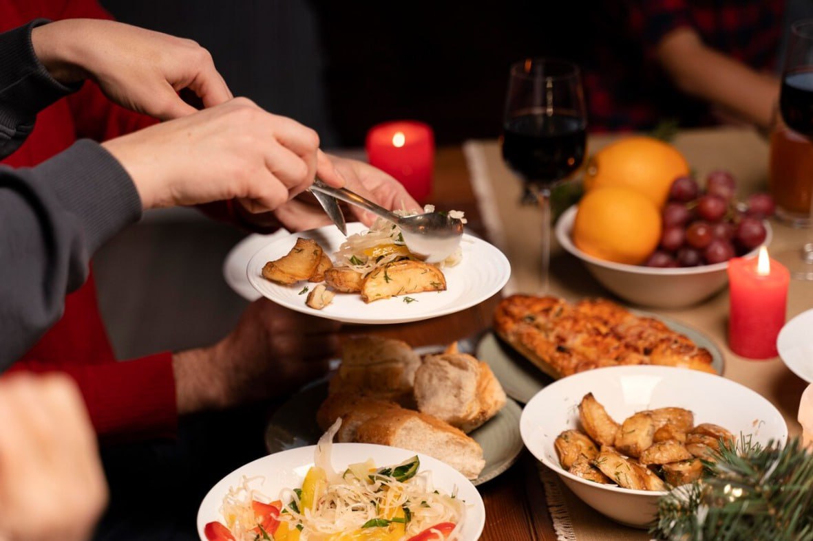 Отказаться от застолий 23 Февраля призвали в РПЦ В этом году День защитника Отечества совпал с началом Великого поста Протоиерей Максим Козлов объяснил первый день не время для шумных гулянок и алкоголя Поздравлять военных можно но скромно награждения цветы теплые слова пожалуйста А вот налегать на угощения лучше накануне 22 февраля Там еще можно доесть блины проводить Масленицу и заодно поздравить защитников без нарушения постных правил   Подпишитесь на Абзац TG VK Дзен MAX Rutube