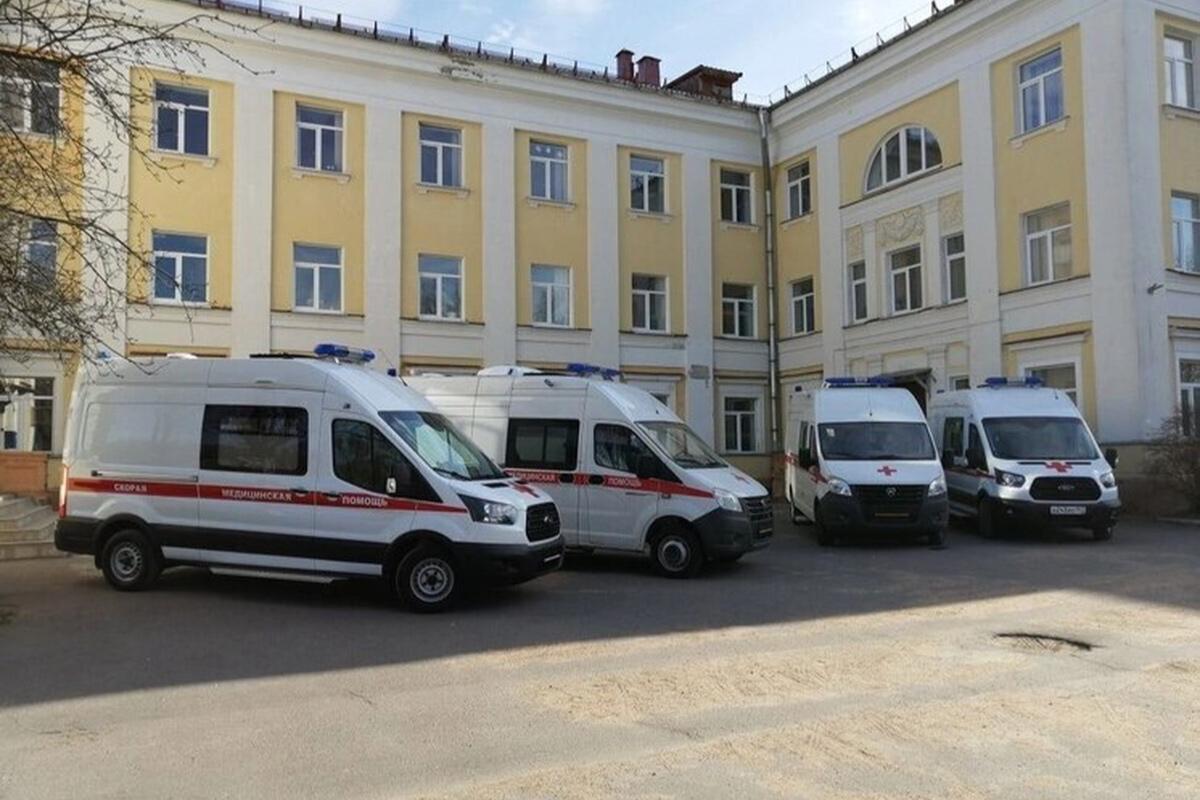 Стало известно какая армия медиков спасает жизни жителей Ленобласти В День медицинского работника, который отмечается в России в третье воскресенье июня, стали известны данные о количестве медиков в Ленинградской области. Как сообщает паблик Петростата, здоровье жителей региона охраняют более 20 тысяч человек. В это число входят 7,4 тысячи врачей различных специальностей. Остальные 13 тысяч человек — это средний медицинский персонал, включая медсестер, фельдшеров и лаборантов. В пересчете на 10 тысяч жителей региона приходится 36 врачей и 66 сотрудников среднего медперсонала. Губернатор Ленинградской области Александр Дрозденко поздравил всех причастных с профессиональным праздником. Он отметил, что перед здравоохранением региона стоят серьезные задачи по модернизации больниц и поликлиник, развитию первичной помощи и внедрению передовых технологий лечения.