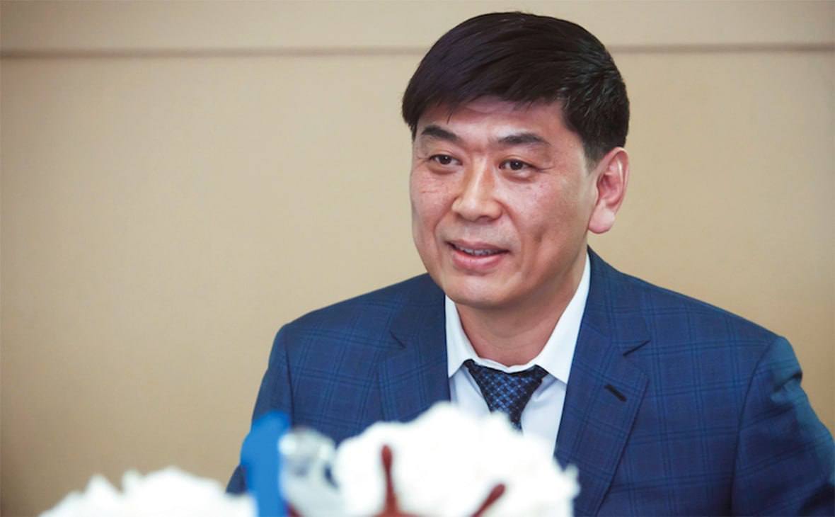 Клиент по прежнему мертв  Защита крабового короля Олега Кана вновь заявила ходатайство о прекращении уголовного дела в отношении бизнесмена в связи с его смертью В соответствии со статьей 119 УПК РФ защита заявляет настоящее ходатайство о прекращении уголовного дела в связи со смертью подсудимого заявил адвокат Максим Белянин Олег Кан напомним обвиняется в контрабанде 3 тыс тонн живого краба на 2 6 млрд рублей и уклонении от уплаты налогов и таможенных платежей на сумму более 3 69 млрд рублей Против компаний Кана Генпрокуратурой также был подан иск на 359 млрд рублей который в итоге был удовлетворен  Ранее защита Кана уже пыталась доказать суду что бизнесмен мертв но безуспешно О местоположении Кана неизвестно как минимум с февраля 2020 го когда его заочно арестовали То ли он тогда улетел в Японию то ли в Лондон Потом в телеграм каналах появилась информация о том что Кан умер в британской столице от рака поджелудочной после чего был похоронен в Южной Корее   Рыбхоз Всё о рыбе