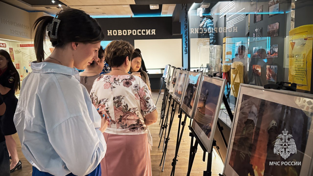 В Луганске состоялось открытие второй ежегодной межведомственной фотовыставки «Взаимодействие-2025». Выставка, организованная пресс-службами Управления Росгвардии, Главного Управления МЧС России по ЛНР и МВД по ЛНР, расположена в Луганском краеведческом музее. В этом году проект осуществляется в рамках мероприятий, посвященных Году защитника Отечества и приурочено к празднованию Дня России. На фотографиях, представленных сотрудниками пресс-служб трёх ведомств, отражены ключевые аспекты работы по обеспечению безопасности местных жителей и восстановлению мирной жизни на Луганщине. Главные герои фоторабот – бойцы-труженники - те, кто 24 часа в сутки 365 дней в году находятся на посту и сообща служат во благо всего народа нашей Родины. Именно межведомственному взаимодействию и совместным усилиям для достижения общих целей уделяется ключевое внимание всего мероприятия. Выставка будет доступна для посещения жителями и гостями Луганска до 18 июня включительно. #БудьВКурсе оперативных событий в МЧС России ГУ МЧС России по ЛНР Подпишись ВК ОК Рутуб