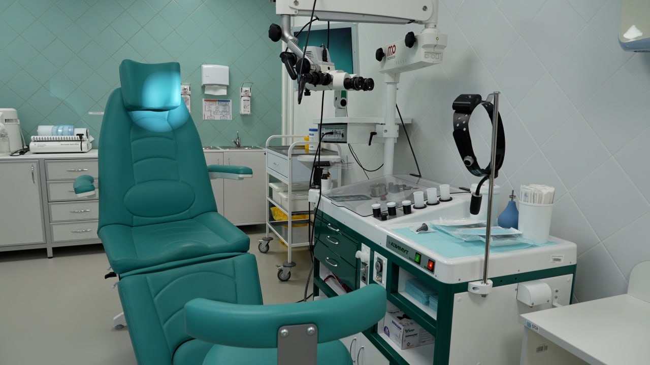 В Петербурге после двухлетнего ремонта открылся Детский городской сурдологический центр Обновленное здание уже принимает маленьких пациентов В ходе работ полностью изменили планировку здания и увеличили полезную площадь до более чем 3 тысяч квадратных метров Это позволило вдвое нарастить мощность центра теперь он может принимать до 150 детей в смену В помещениях обновили отделку с применением шумоизоляционных материалов Закупили новую мебель и медицинское оборудование Центр сопровождает ребенка на всём пути от аудиологического скрининга новорожденных до протезирования во взрослом возрасте Центр специализируется на помощи детям с нарушениями слуха Помимо медицинской помощи дети получают психолого педагогическую и социальную поддержку Ежегодно услугами учреждения пользуются около 3 5 тысячи детей Фото скриншот с видео Город Подпишись на Город Telegram MAX ВК