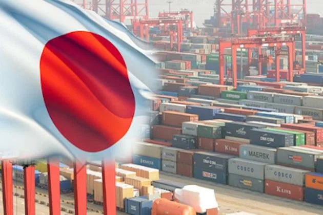 Общий объем экспорта Японии в Россию в ноябре вырос в годовом выражении почти на 29 9 тогда как импорт из РФ напротив сократился на 15 8 свидетельствуют данные торговой статистики обнародованной японским министерством финансов Вместе с тем Япония импортировала из России на 33 8 зерновых и на 4 2 рыбы и рыбной продукции больше чем в ноябре 2024 года Токио в ноябре нарастил экспорт легковых авто в Россию на 18 7 В то же время экспорт мотоциклов сократился на 80 3 в годовом выражении