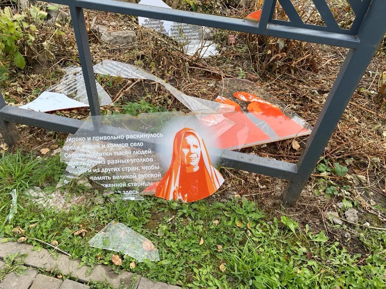В Кимовске задержаны подростки разломавшие памятные стенды   newstula ru fn 1731628 html В Кимовске задержали молодых людей разломавших информационный стенд посвящённый святой Мантроне Себинской и великому русскому полководцу князю Дмитрию Донскому   Прислать новость Подписаться