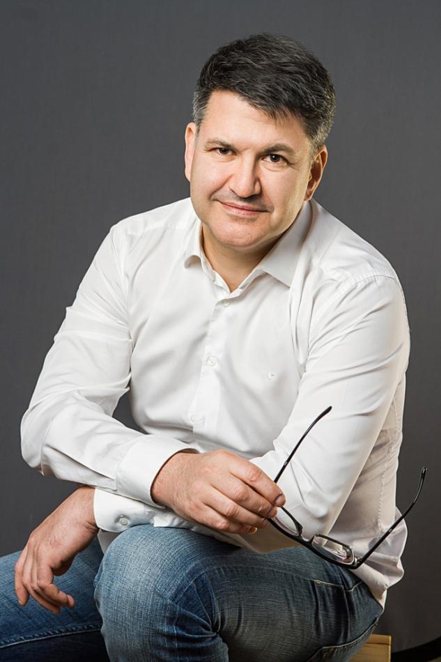 Считал людей мешками с деньгами: погоревший на взятках «лучший онколог» из Краснодара уехал в СИЗО 5 июня вокруг заведующего урологическим отделением ГБУЗ «Клинический онкологический диспансер №1» Игоря Сосновского и его коллеги Андрея Ширвари разразился «денежный» скандал. Медики были задержаны по подозрению в вымогательстве взяток у пациентов. Сам Сосновский свою вину отрицает, а вот его коллега уже дает показания против своего руководителя. Впрочем, несмотря на отрицание, бывший заведующий помещен под стражу, а Ширвари – под подпиской о невыезде. Работа Авто Медицина